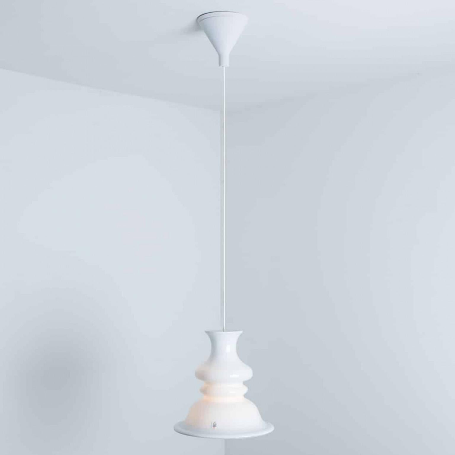 Coppia di lampade a sospensione rotonde Holmegaard Etude di Michael Bang, 1970 In condizioni buone in vendita a Rijssen, NL