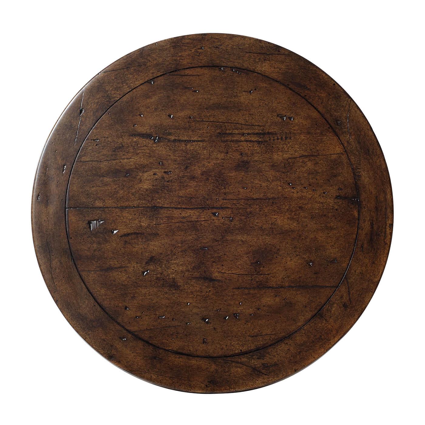 Table d'appoint industrielle ronde en acajou. Le plateau circulaire à bord cannelé est surmonté d'une colonne en grappe et de quatre pieds balancés en fer.

Dimensions : 20