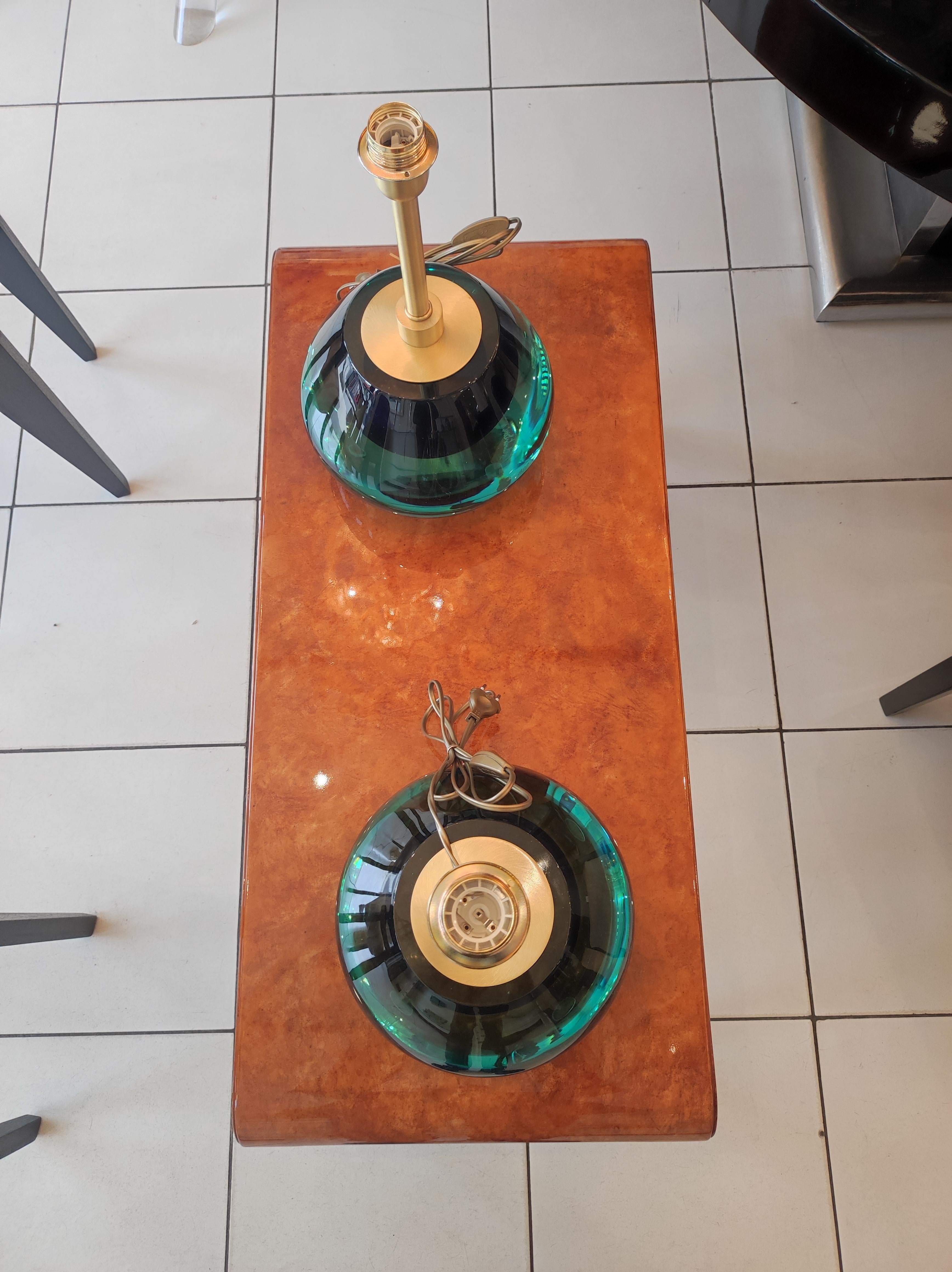 Paar runde italienische Tischlampen aus hellgrünem Muranoglas (Moderne) im Angebot
