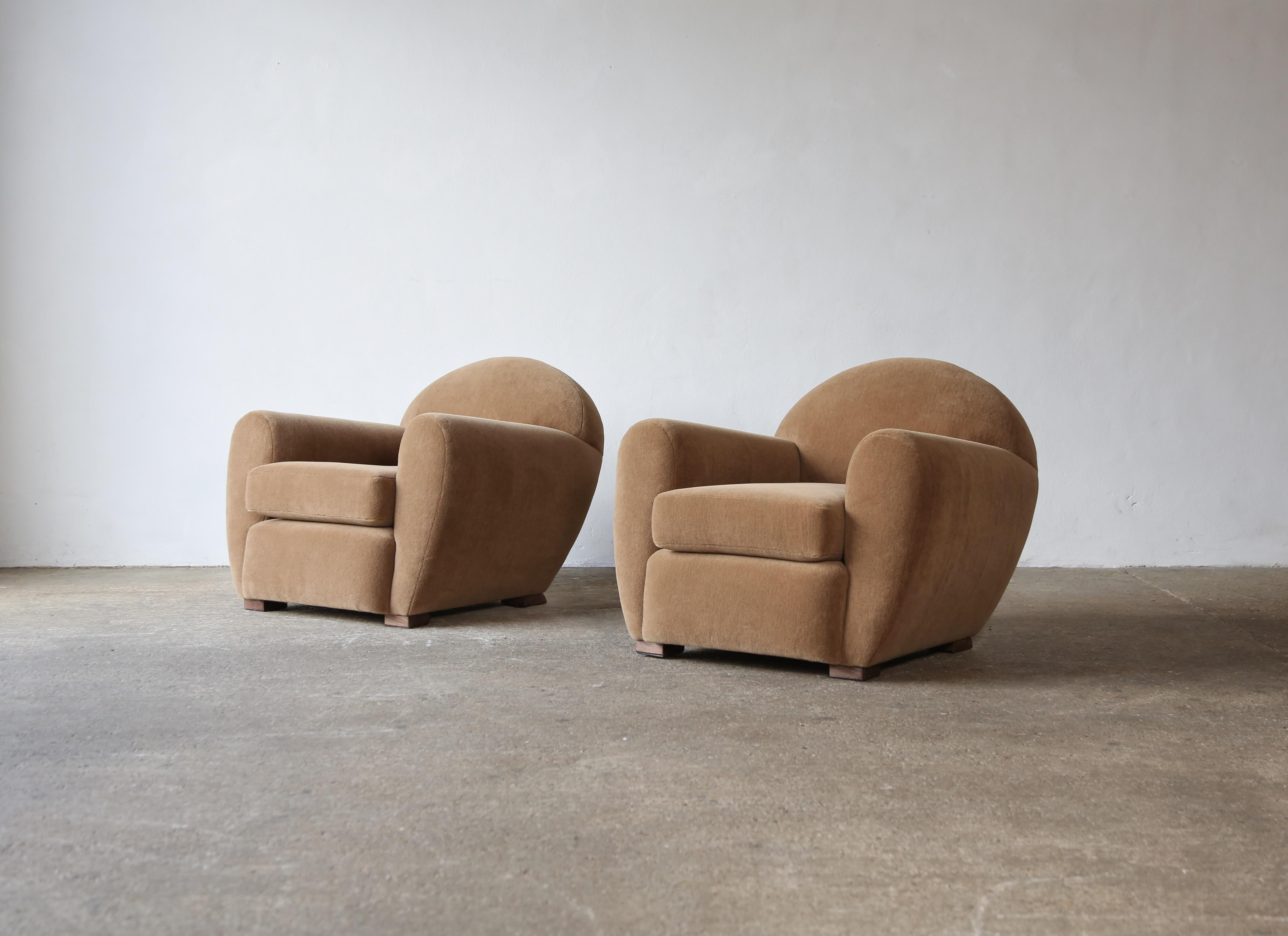 Pair of Round Leaning Club Chairs, Upholstered in COM In Good Condition For Sale In LEWES, GB