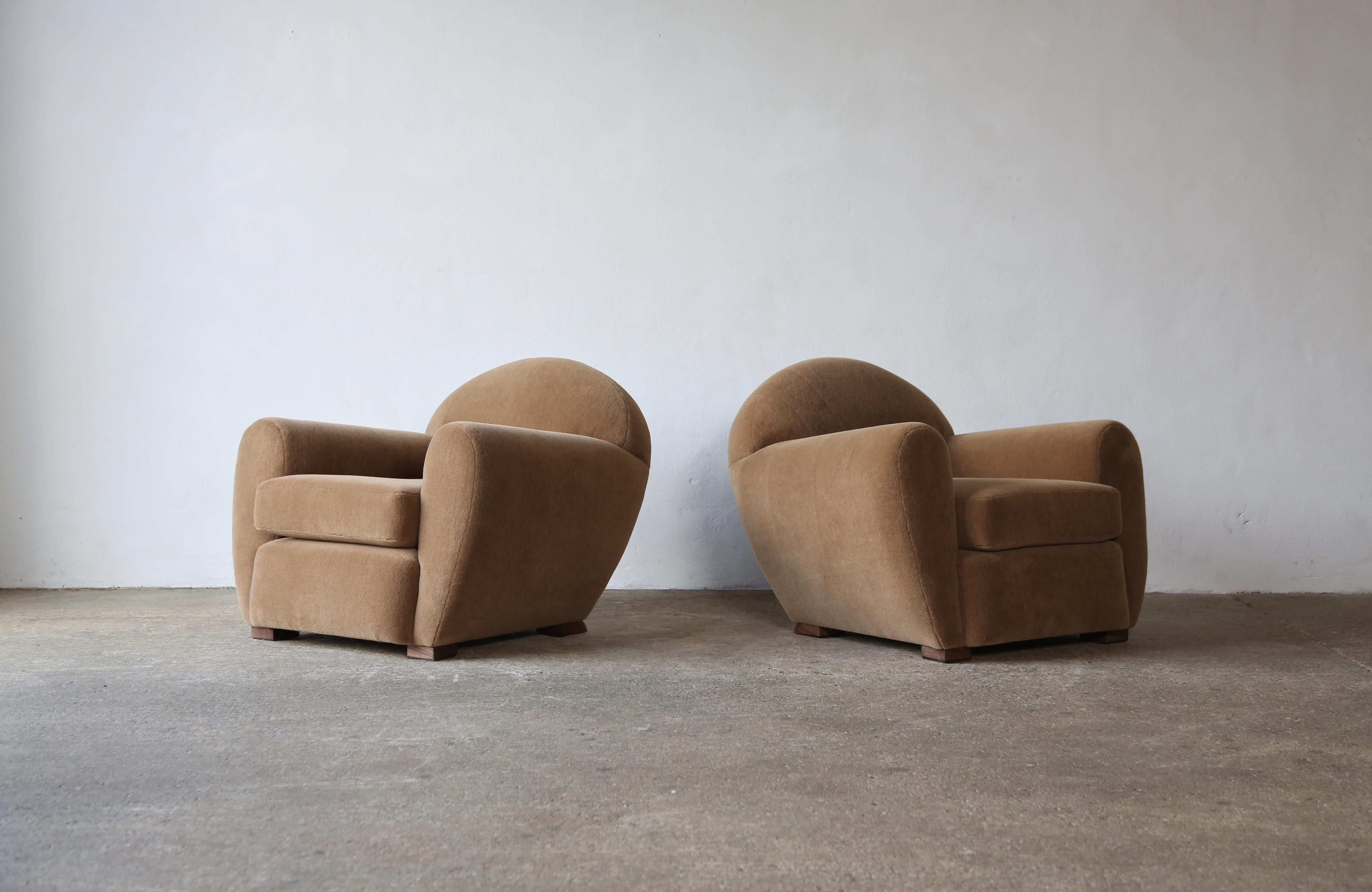 Contemporary Pair of Round Leaning Club Chairs, Upholstered in COM For Sale