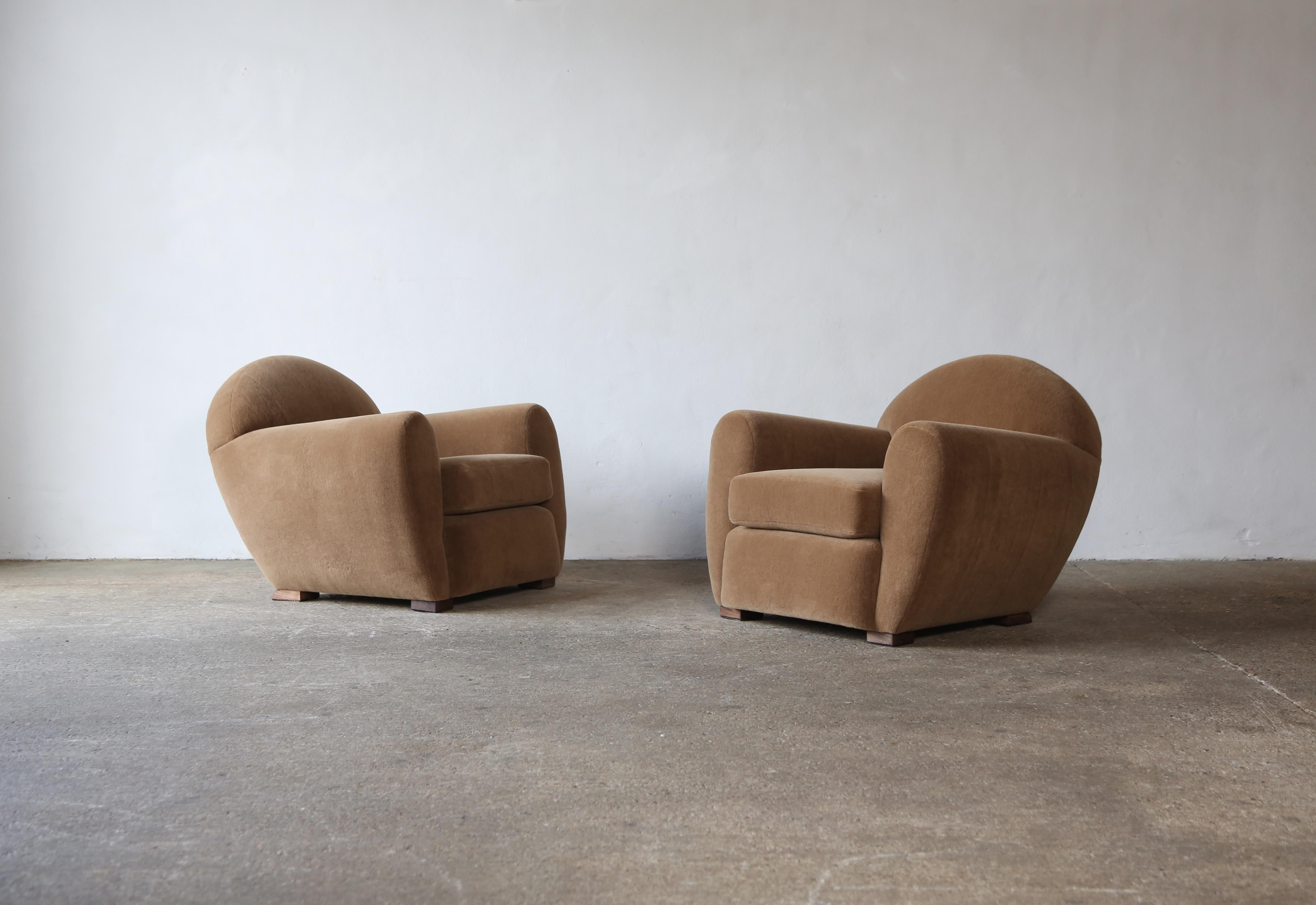 Pair of Round Leaning Club Chairs, Upholstered in Pure Alpaca For Sale 1