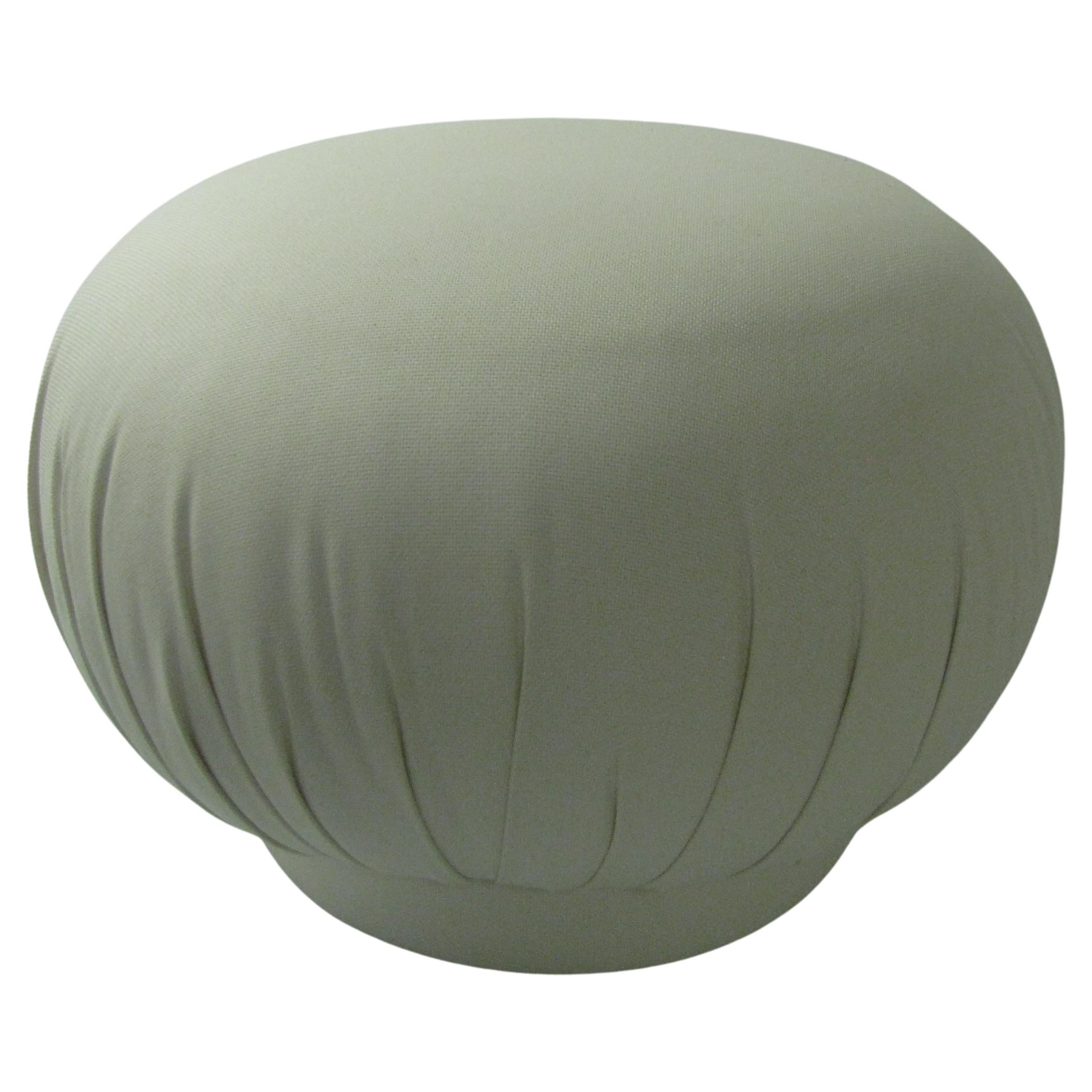 Paire de poufs nouvellement tapissés, l'un étant un peu plus petit que l'autre. Ils pivotent aussi. La plus petite des deux dimensions est de 21 L x 19 H.