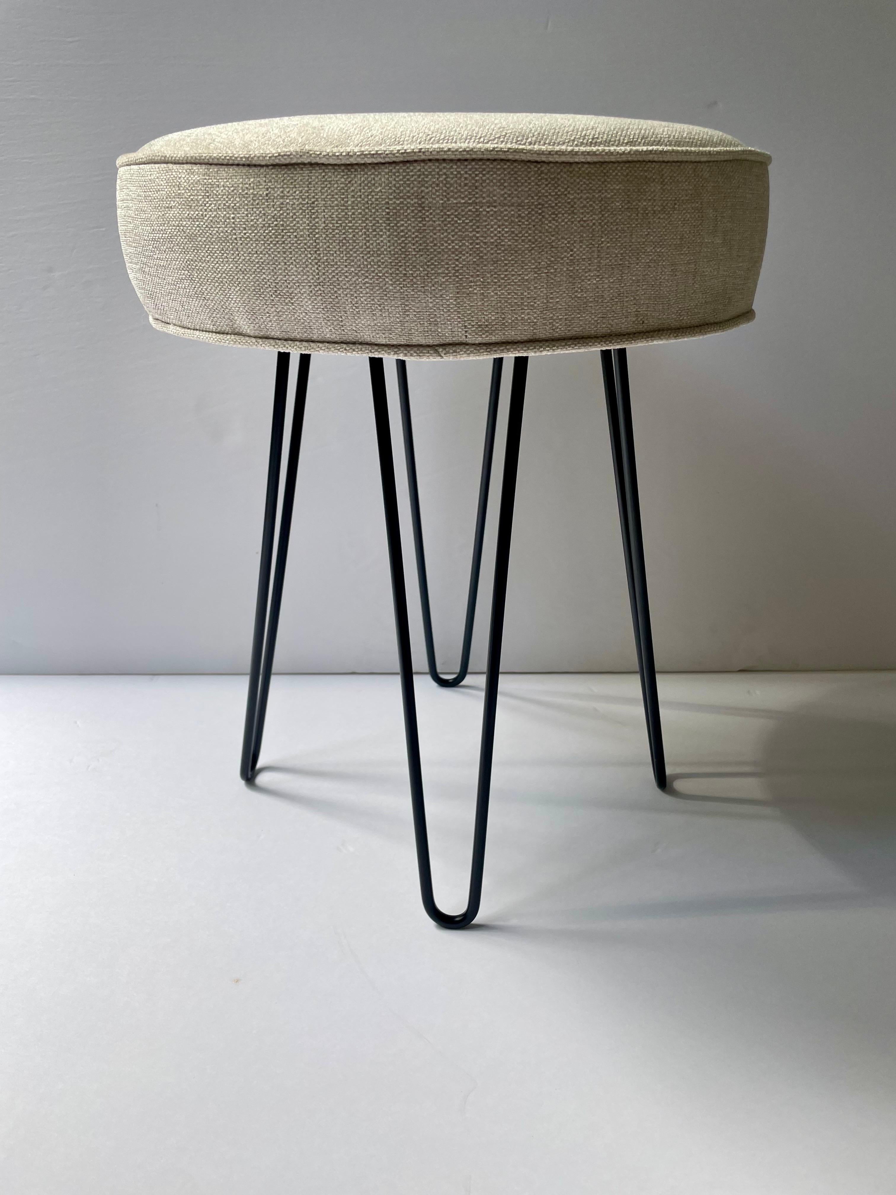 Coppia di panche imbottite di nuova produzione in stile Mid-Century Modern del XXI secolo con gambe a forma di forcina nere satinate e sedute nuove e imbottite. Il prezzo si riferisce alla coppia. Prodotto negli Stati Uniti. Buone condizioni