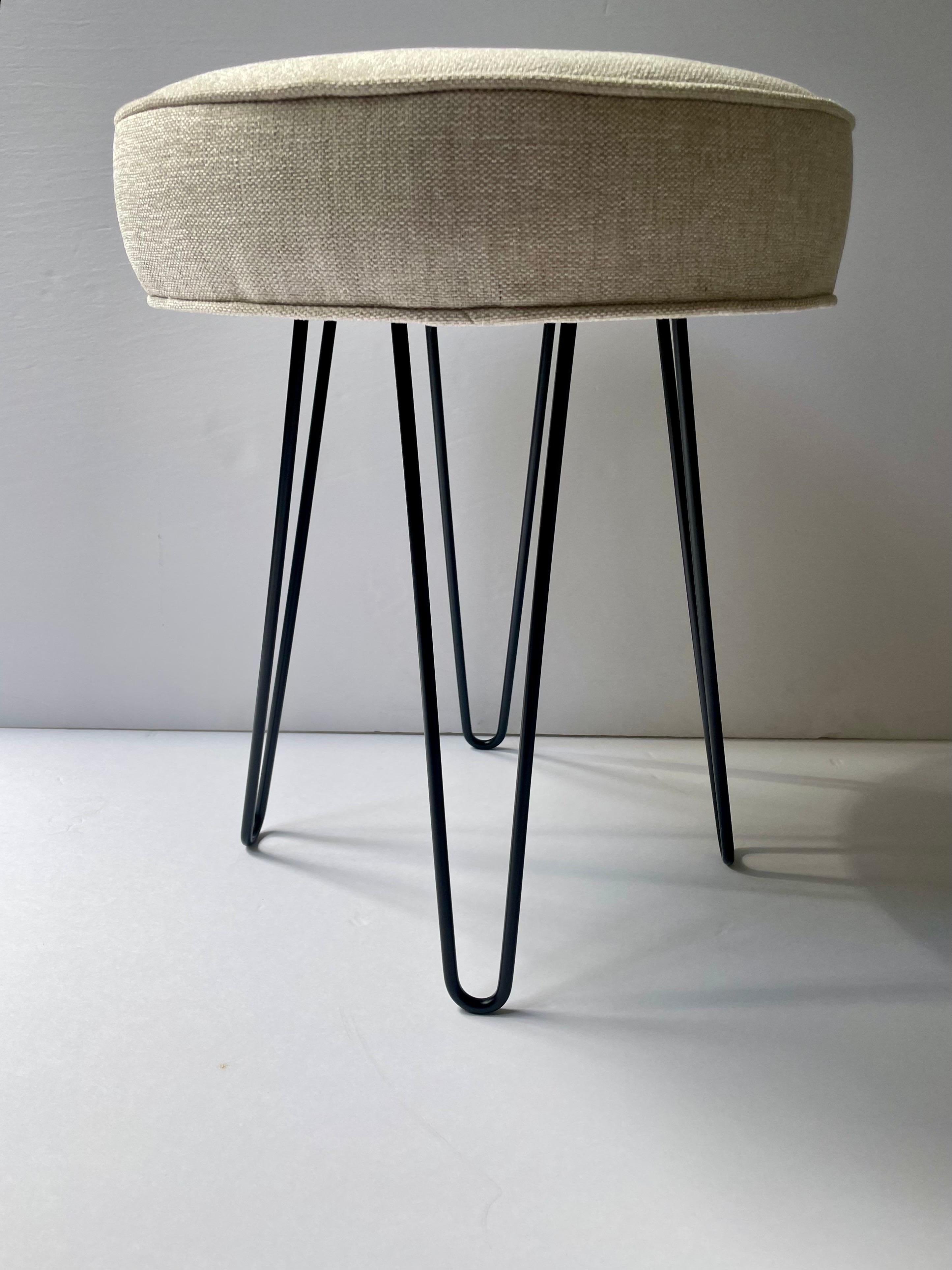 Mid-Century moderno Coppia di panche rotonde a forcella in stile metà del secolo scorso in vendita
