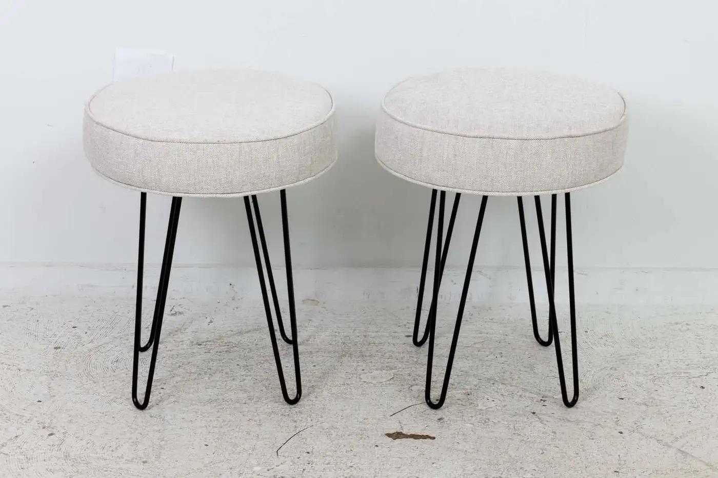 Pareja de bancos tapizados de estilo moderno de mediados del siglo XXI, con patas en forma de horquilla de color negro satinado y asientos nuevos tapizados. El precio es por el par. Fabricado en Estados Unidos. Buen estado general. Listo hoy, envío