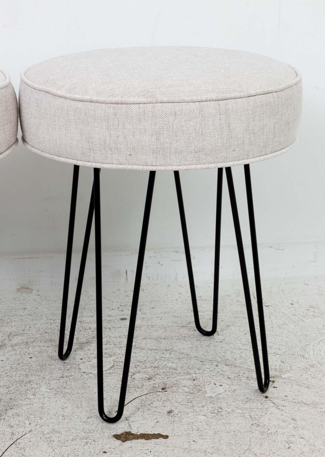 Mid-Century Modern Paire de bancs ou tabourets ronds en épingle à cheveux de style Midcentury en vente