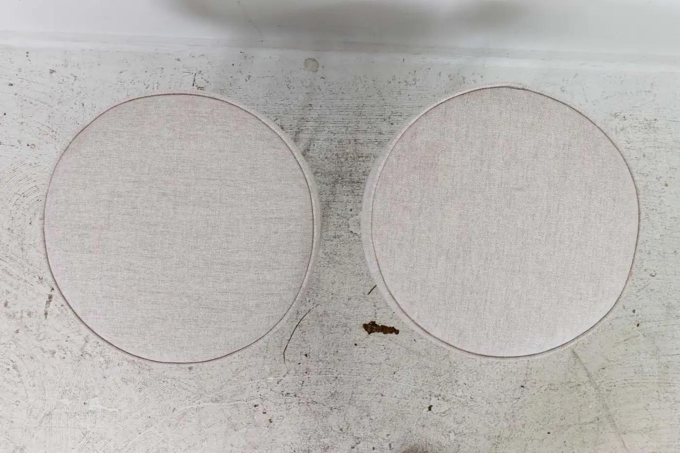 Pareja de bancos o taburetes redondos de horquilla estilo Midcentury Moderno de mediados de siglo en venta