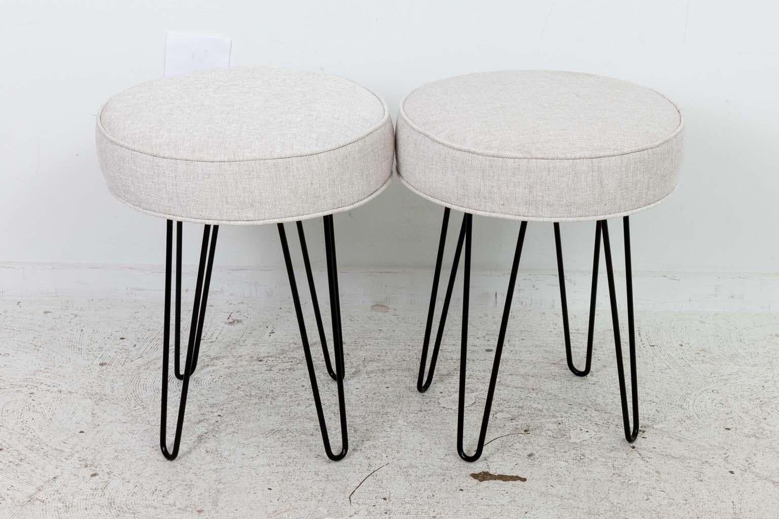 Américain Paire de bancs ou tabourets ronds en épingle à cheveux de style Midcentury en vente