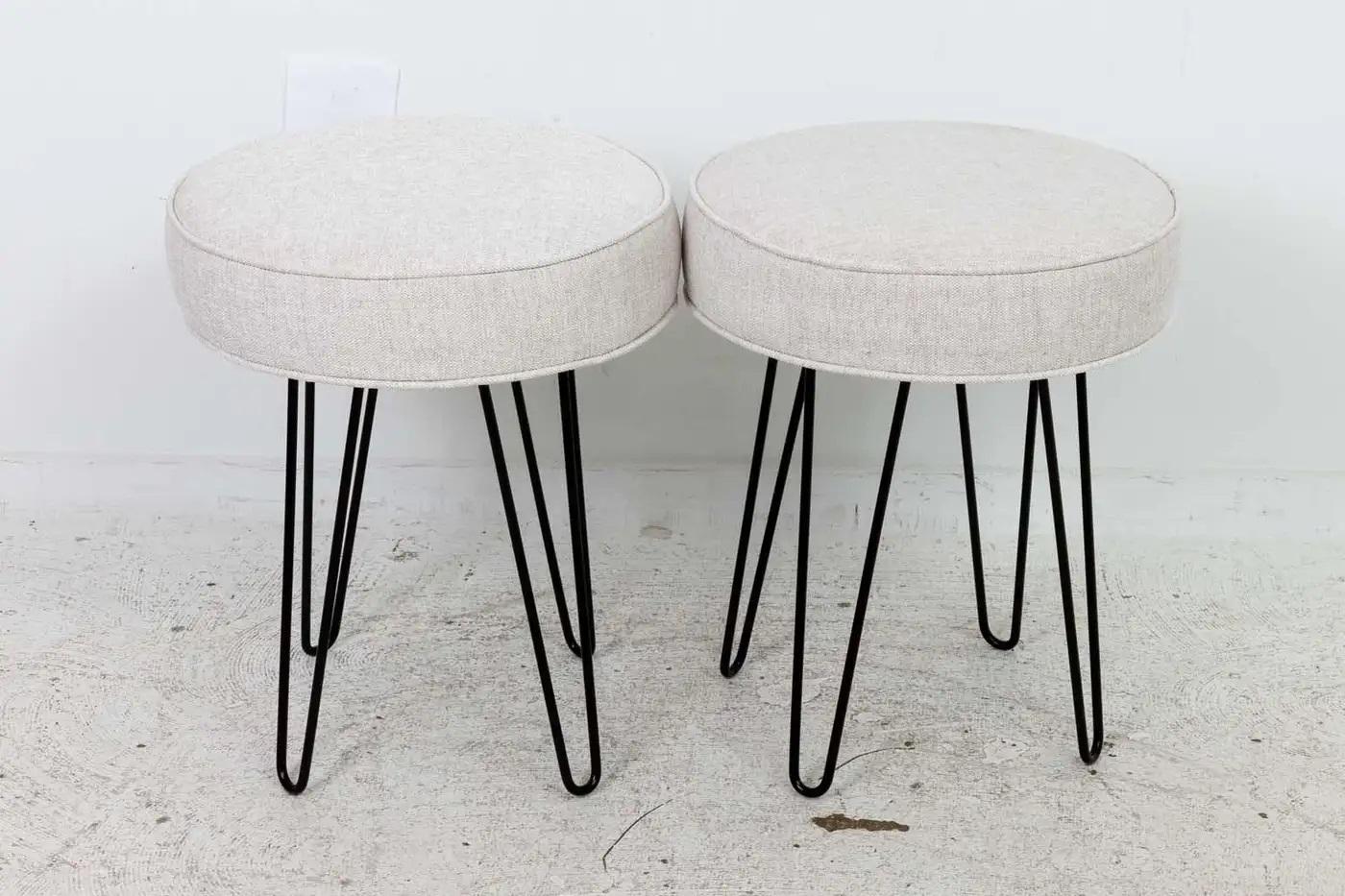 Pareja de bancos o taburetes redondos de horquilla estilo Midcentury en Bueno estado para la venta en New York, NY