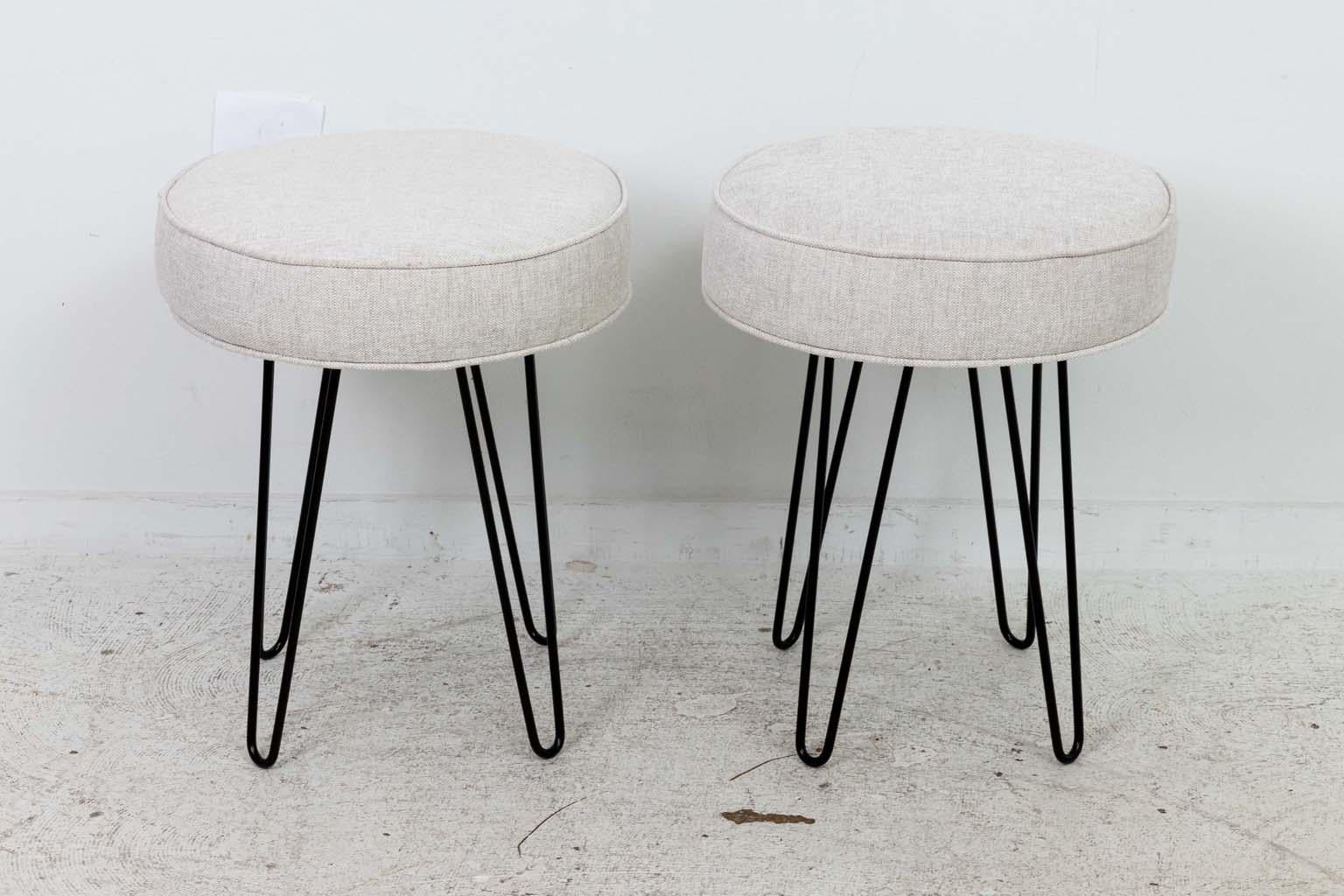 Tissu d'ameublement Paire de bancs ou tabourets ronds en épingle à cheveux de style Midcentury en vente