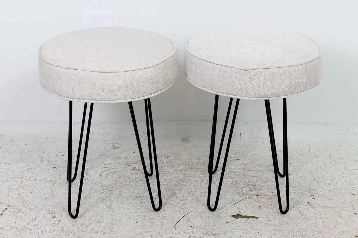 Pareja de bancos o taburetes redondos de horquilla estilo Midcentury Tapicería en venta