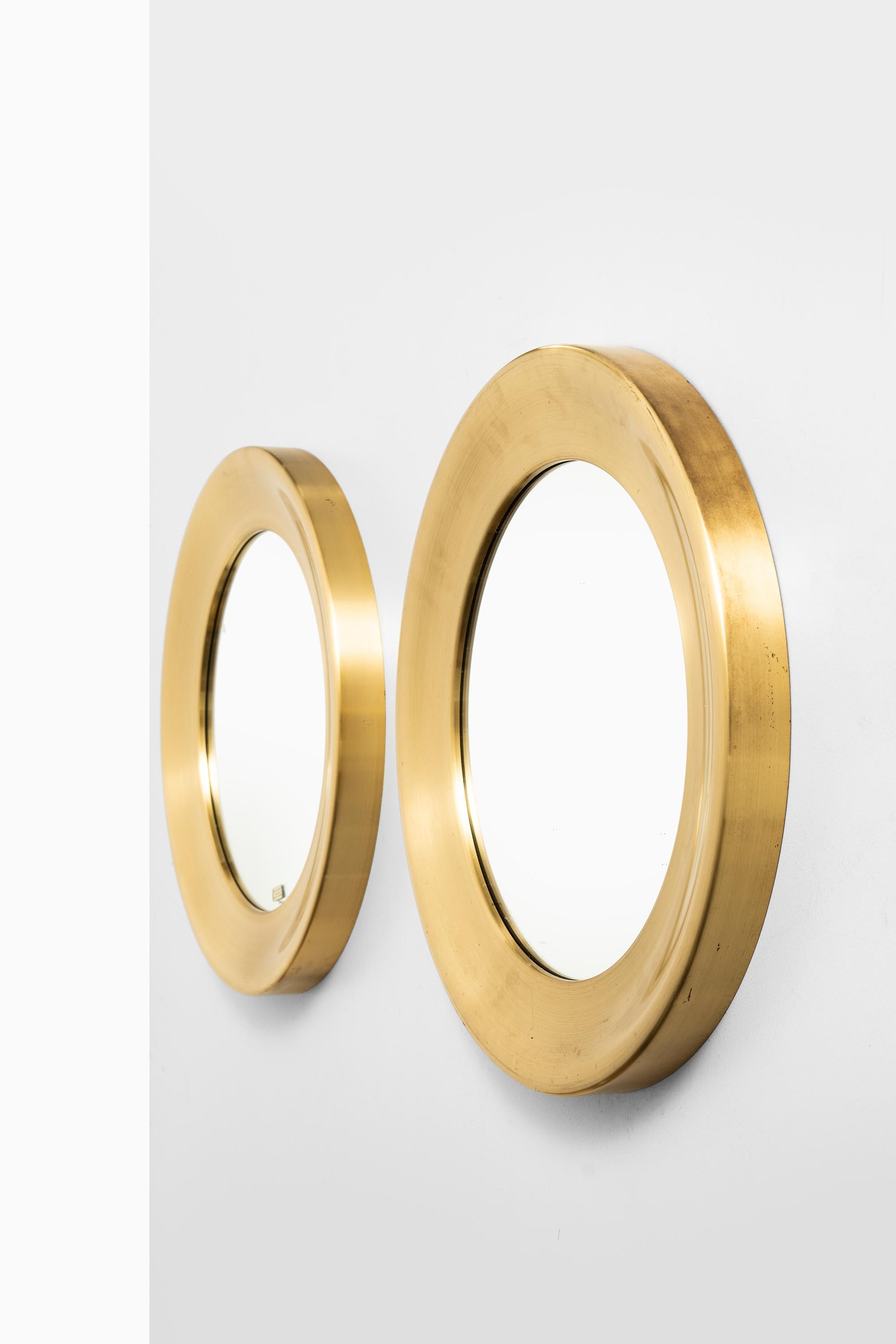 Scandinave moderne Paire de miroirs ronds en laiton Modèle n° 133 Fabriqué par Glas Mäster en Suède en vente