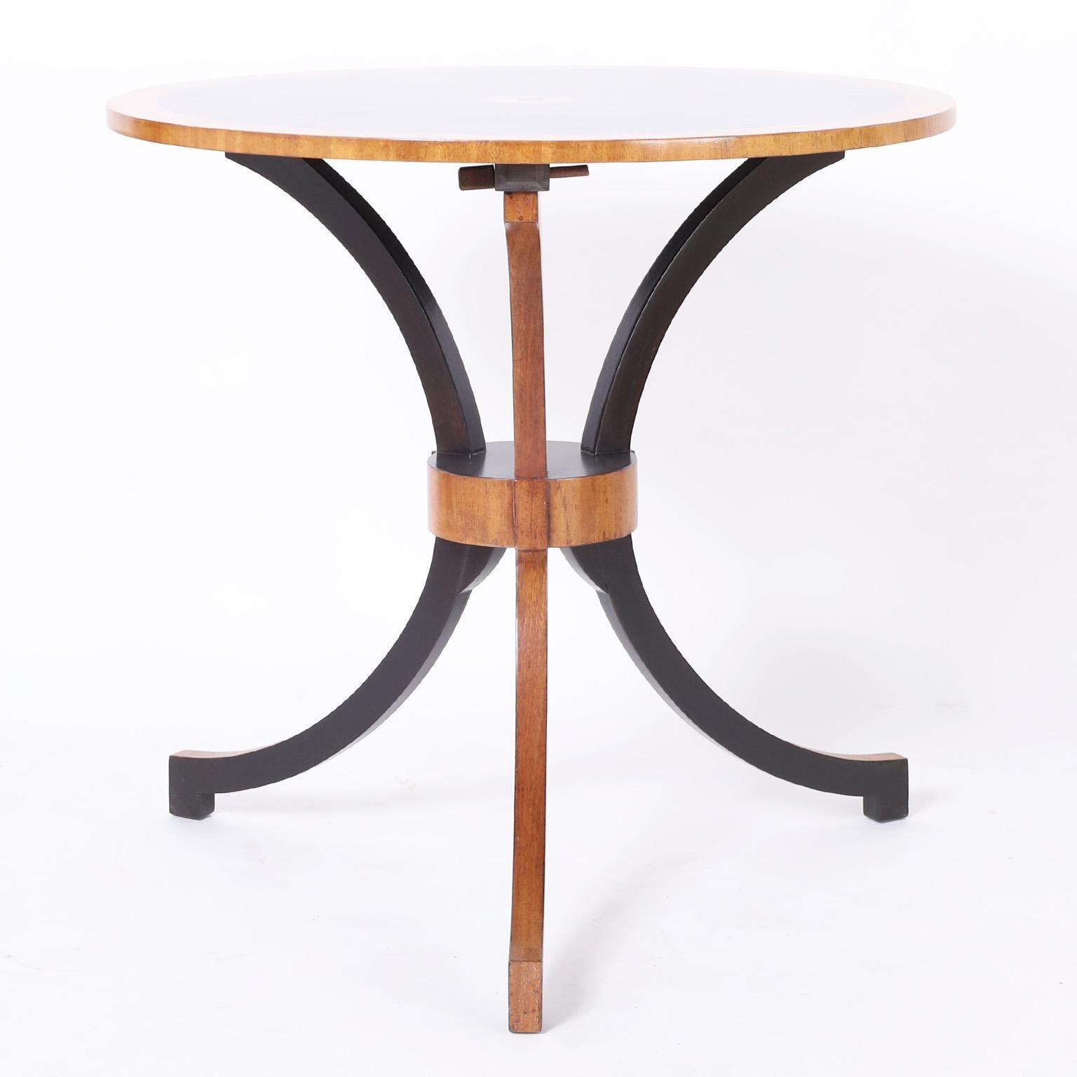 Américain Paire de tables rondes de style néoclassique
