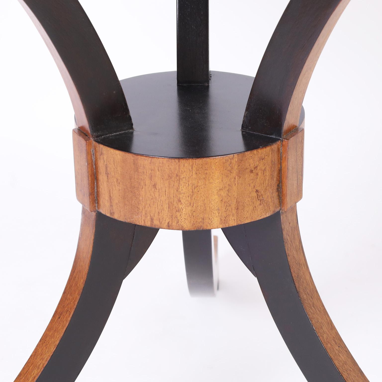 Paire de tables rondes de style néoclassique 1