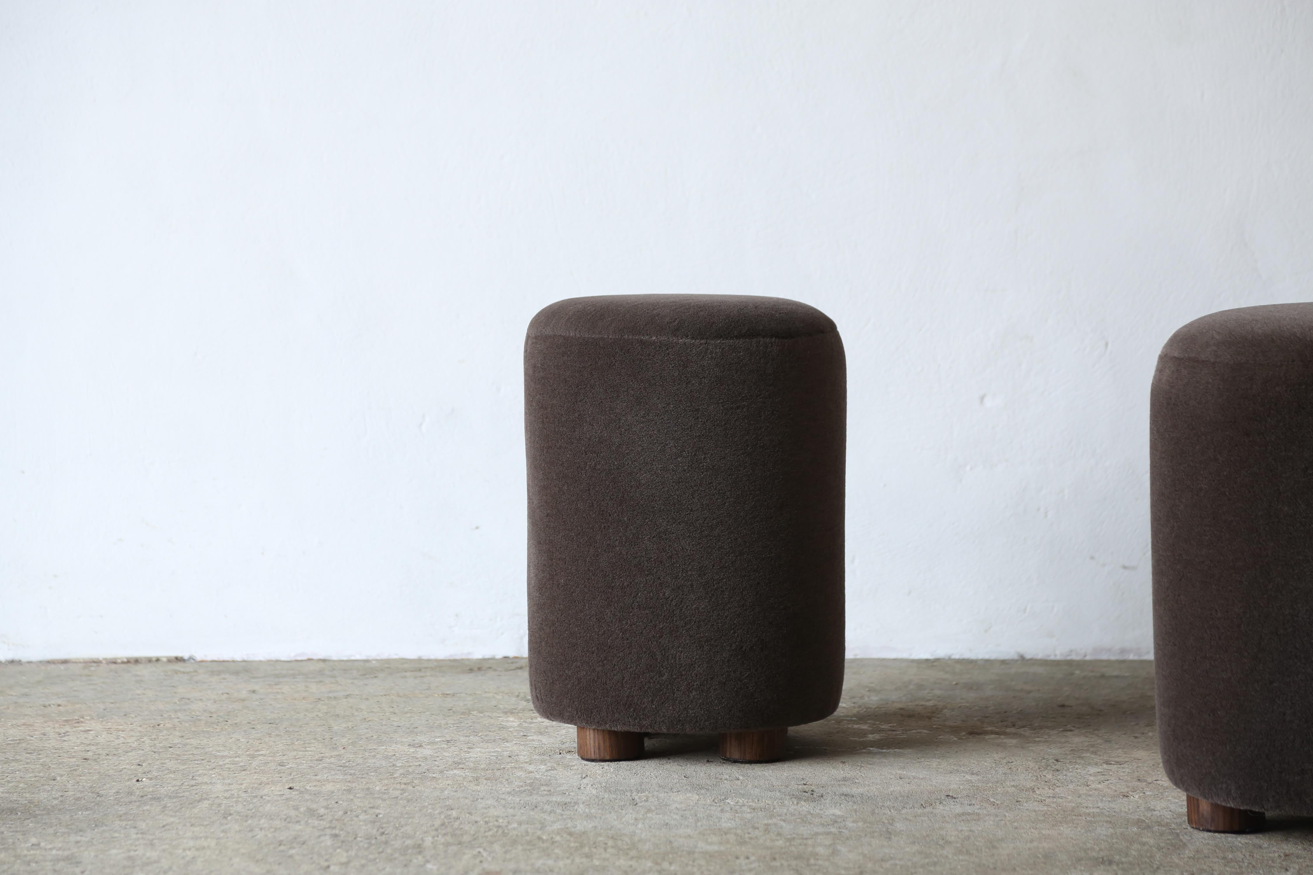 Paar runde Ottomane / Fußhocker aus reinem Alpaka (Britisch) im Angebot