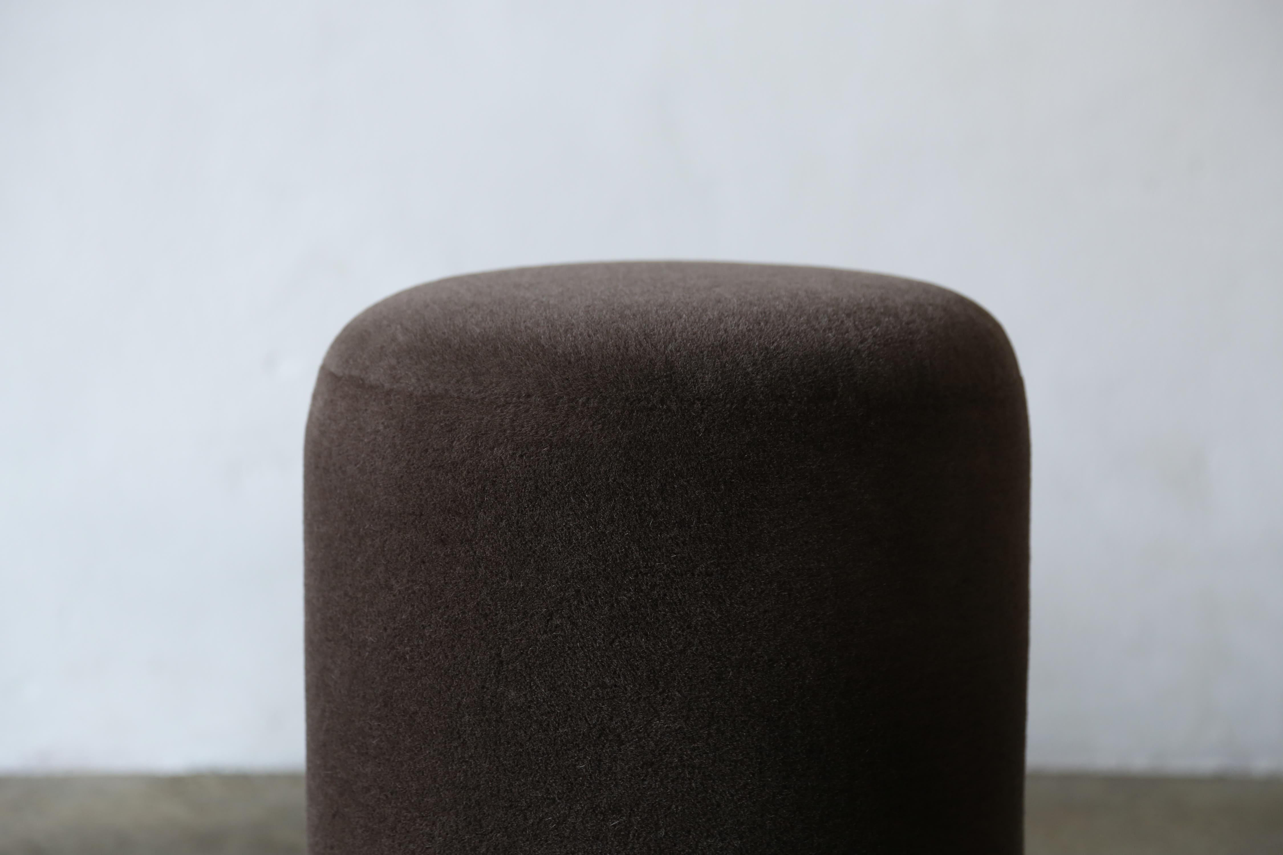 Pair of Round Ottomans / Footstools in Pure Alpaca In Good Condition For Sale In London, GB