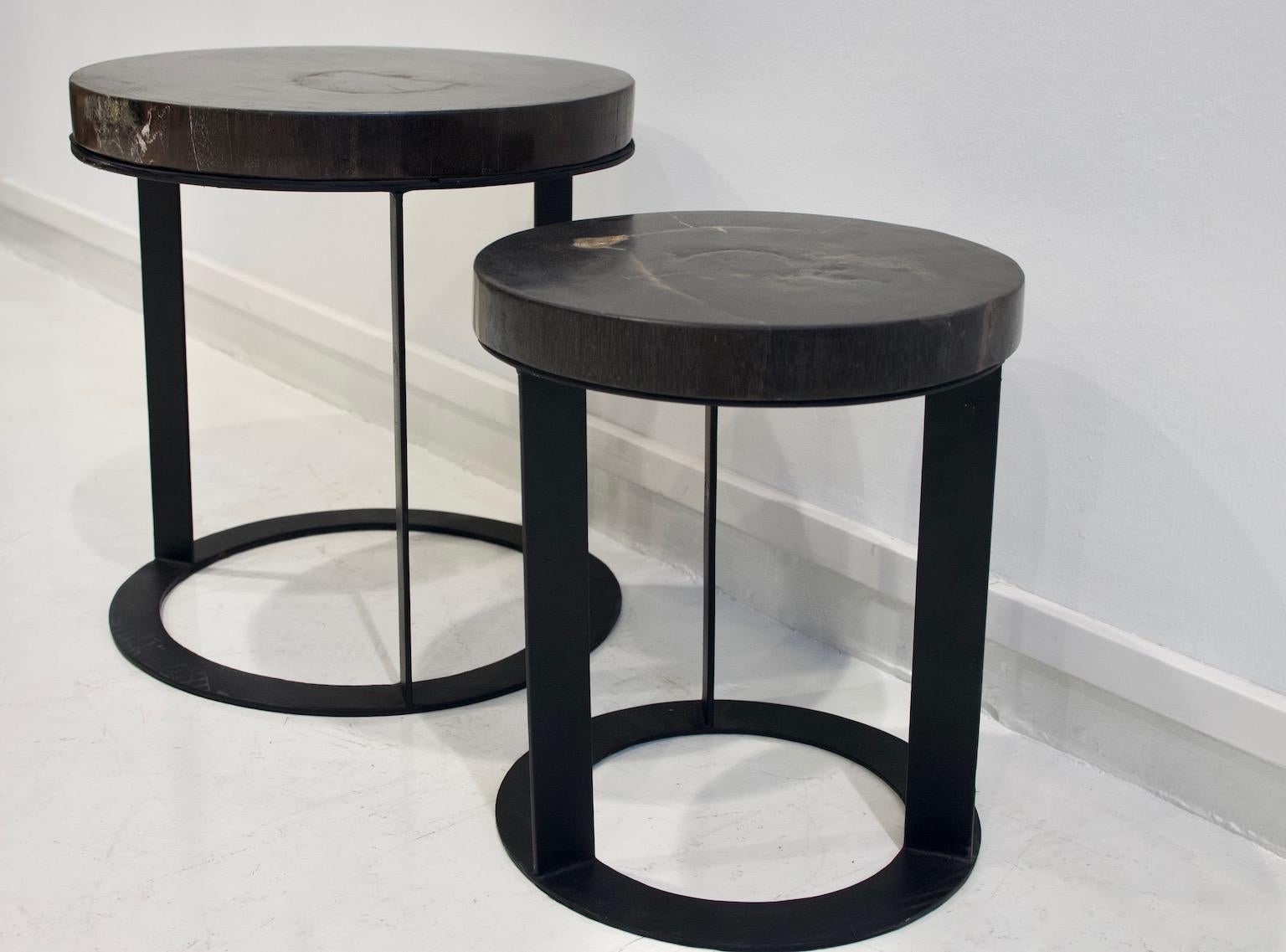 Pair of Round Petrified Wood Side Tables on Black Metal Base In New Condition In Madrid, ES