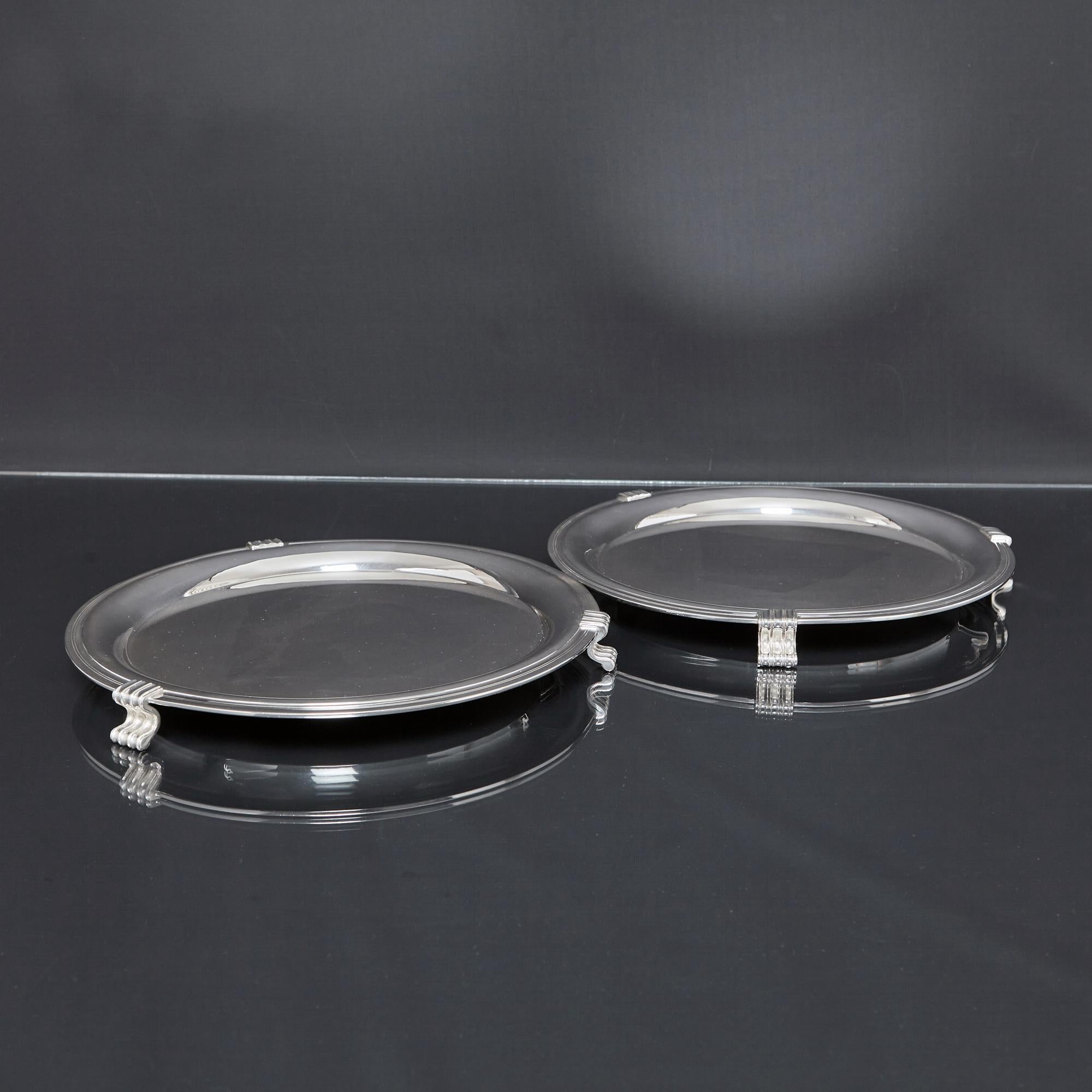 Pair of round post-war-modern silver salvers In Good Condition For Sale In London, GB