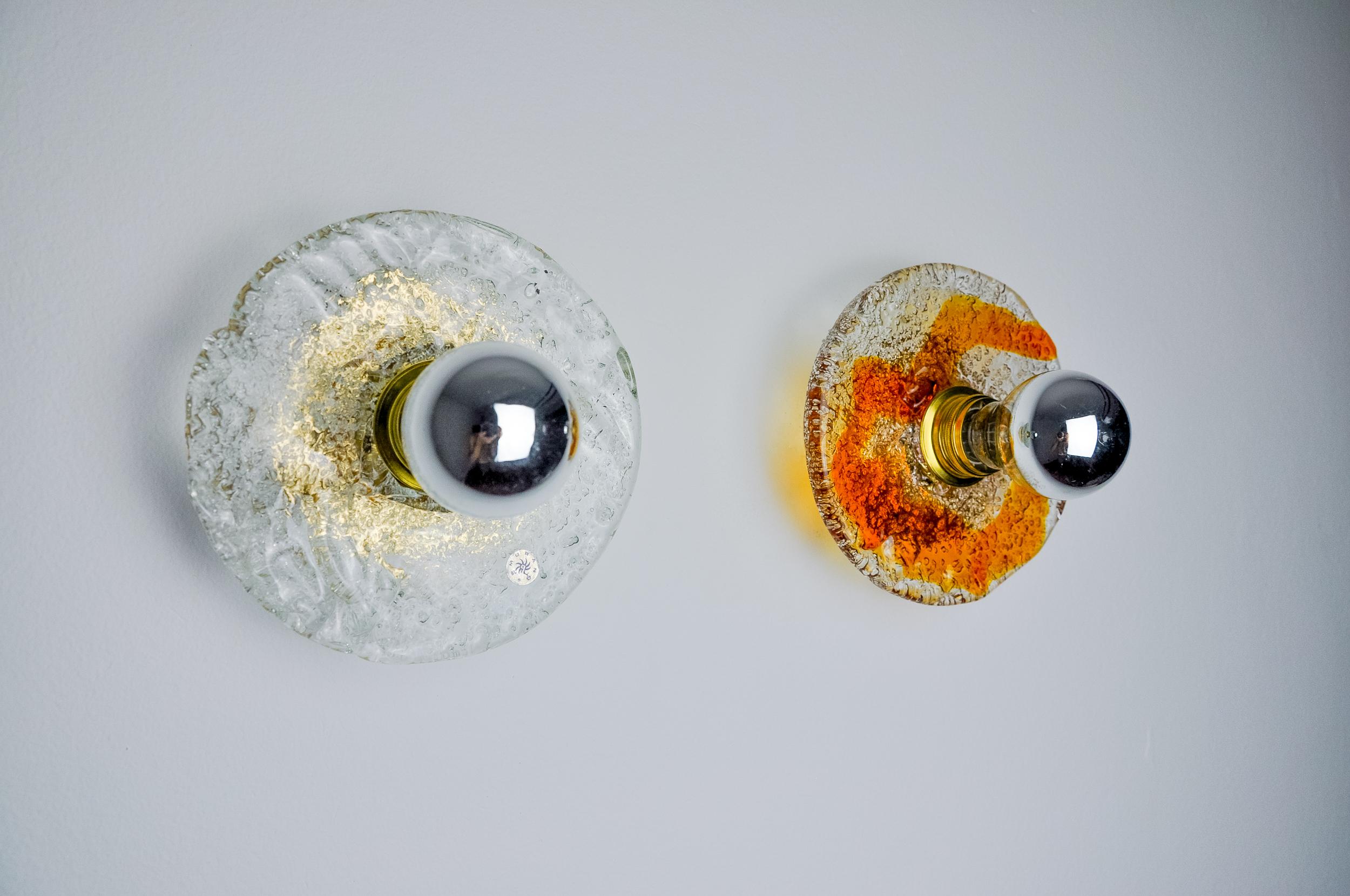 Italiano Coppia di appliques rotonde di Mazzega Murano in vetro smerigliato, Italia, 1970 in vendita