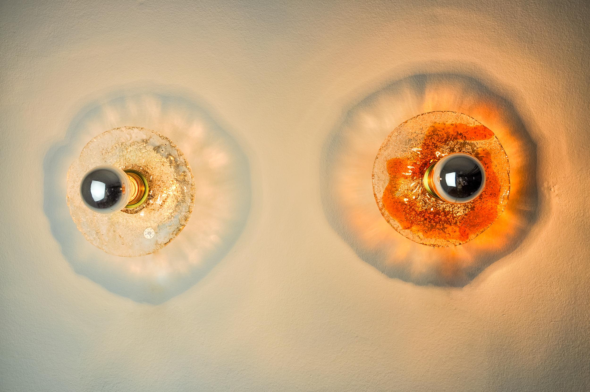 Coppia di appliques rotonde di Mazzega Murano in vetro smerigliato, Italia, 1970 In condizioni buone in vendita a BARCELONA, ES