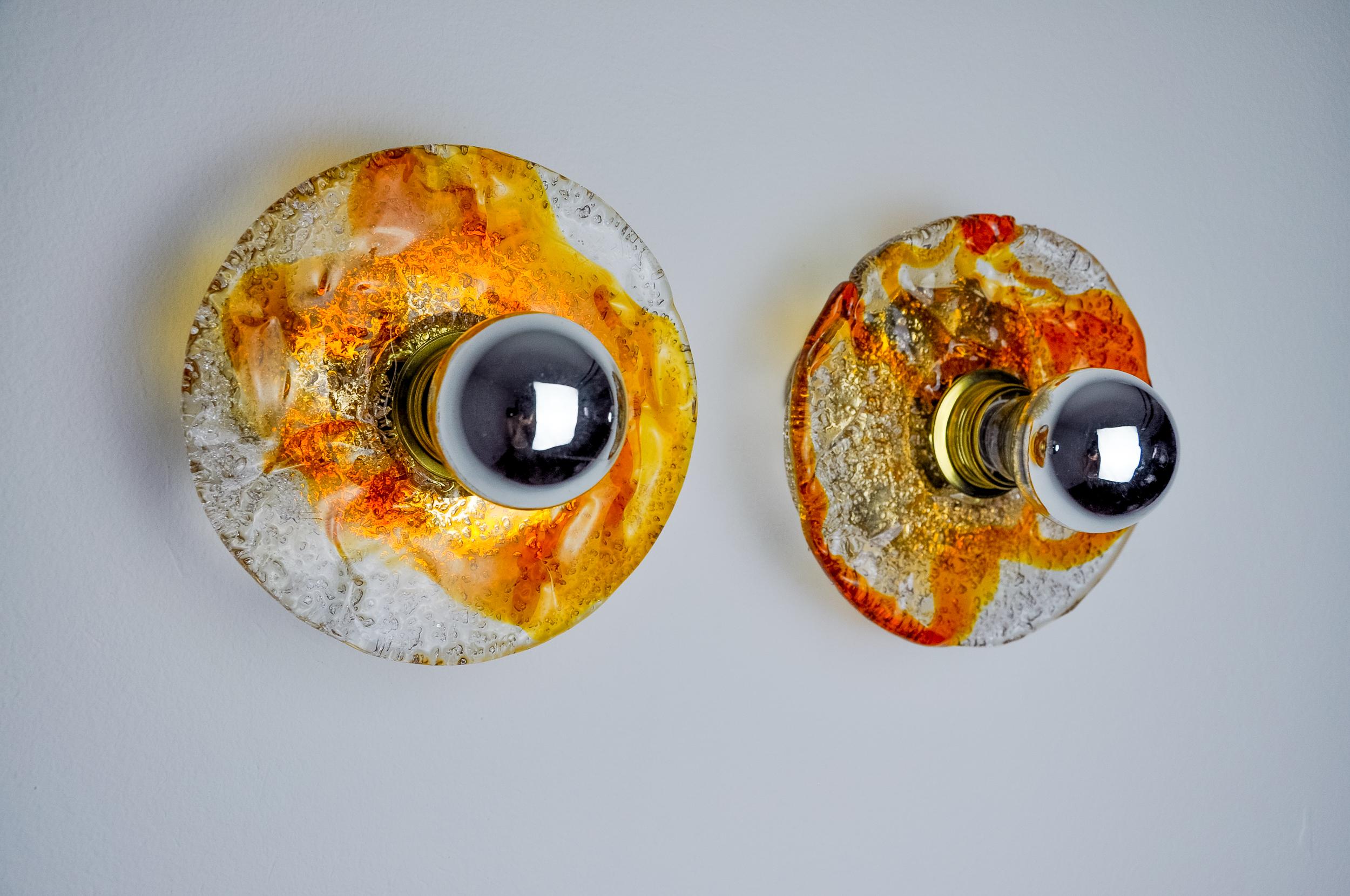 Hollywood Regency Coppia di appliques rotonde di Mazzega Murano in vetro satinato arancione, Italia, 1970 in vendita