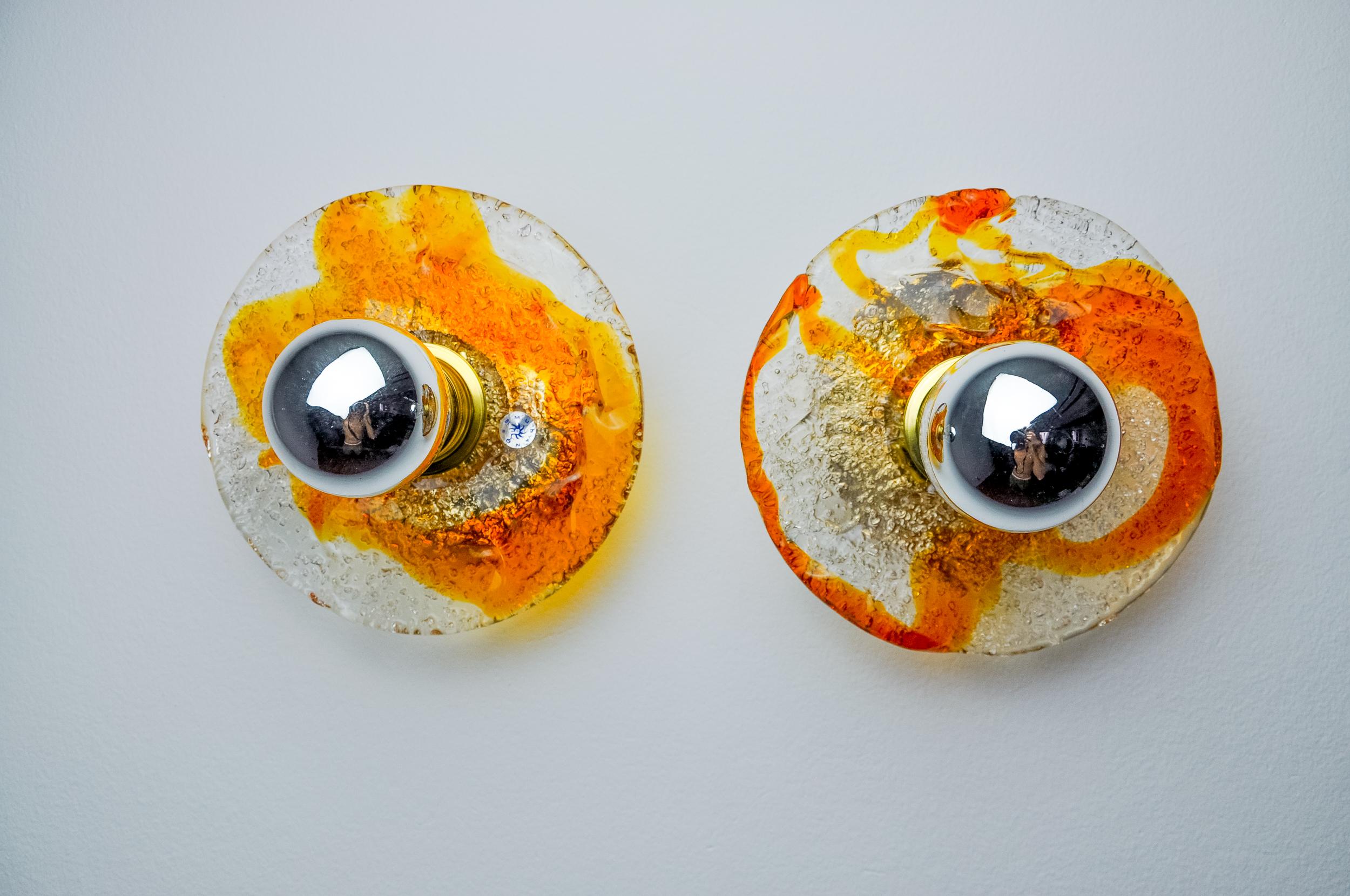 Italiano Coppia di appliques rotonde di Mazzega Murano in vetro satinato arancione, Italia, 1970 in vendita