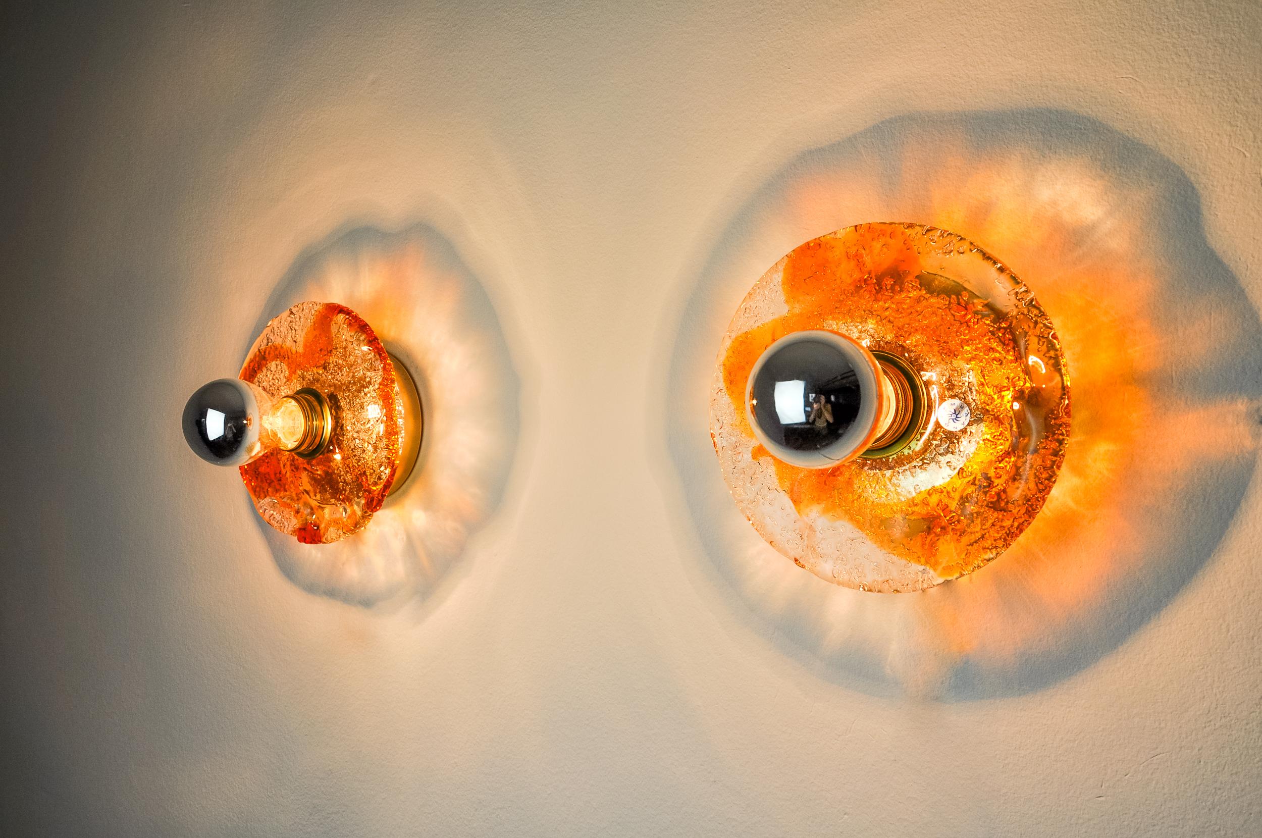 Coppia di appliques rotonde di Mazzega Murano in vetro satinato arancione, Italia, 1970 In condizioni buone in vendita a BARCELONA, ES