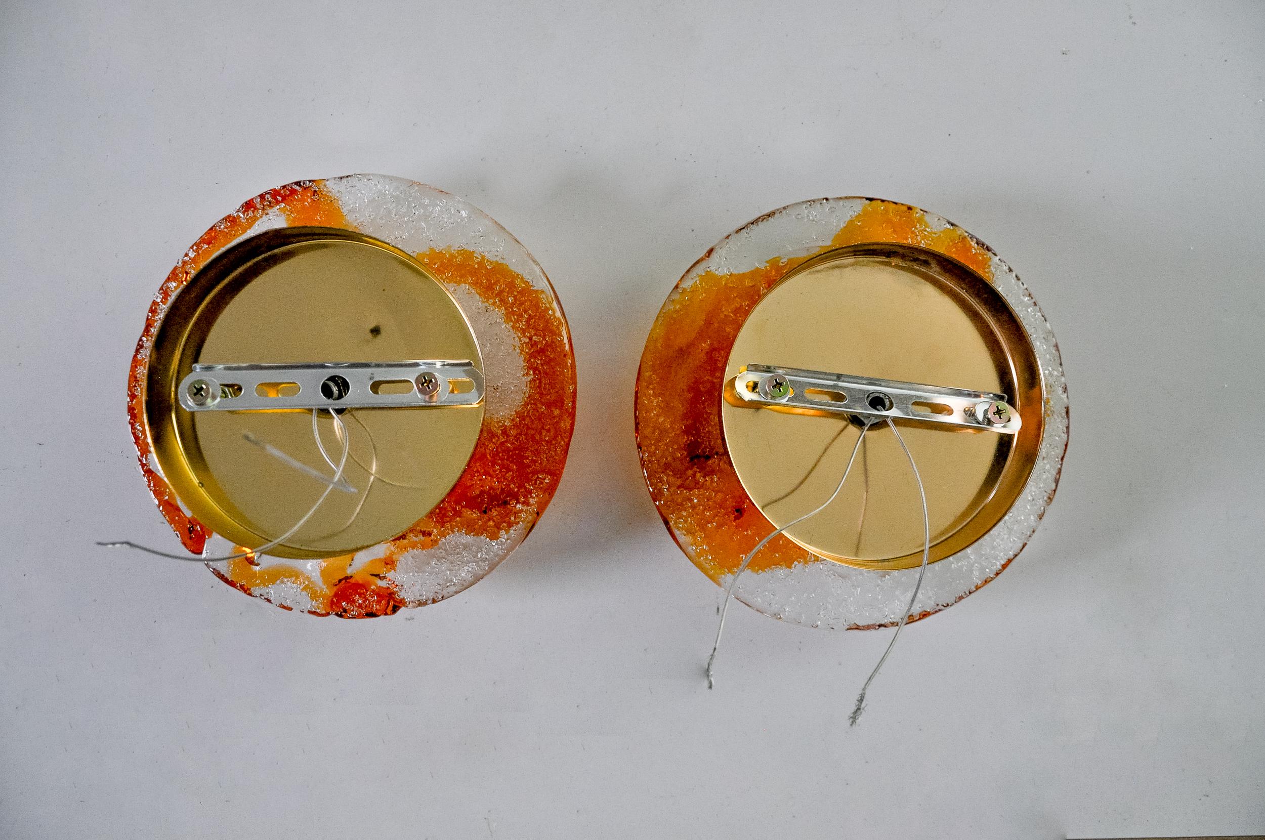 Cristallo Coppia di appliques rotonde di Mazzega Murano in vetro satinato arancione, Italia, 1970 in vendita