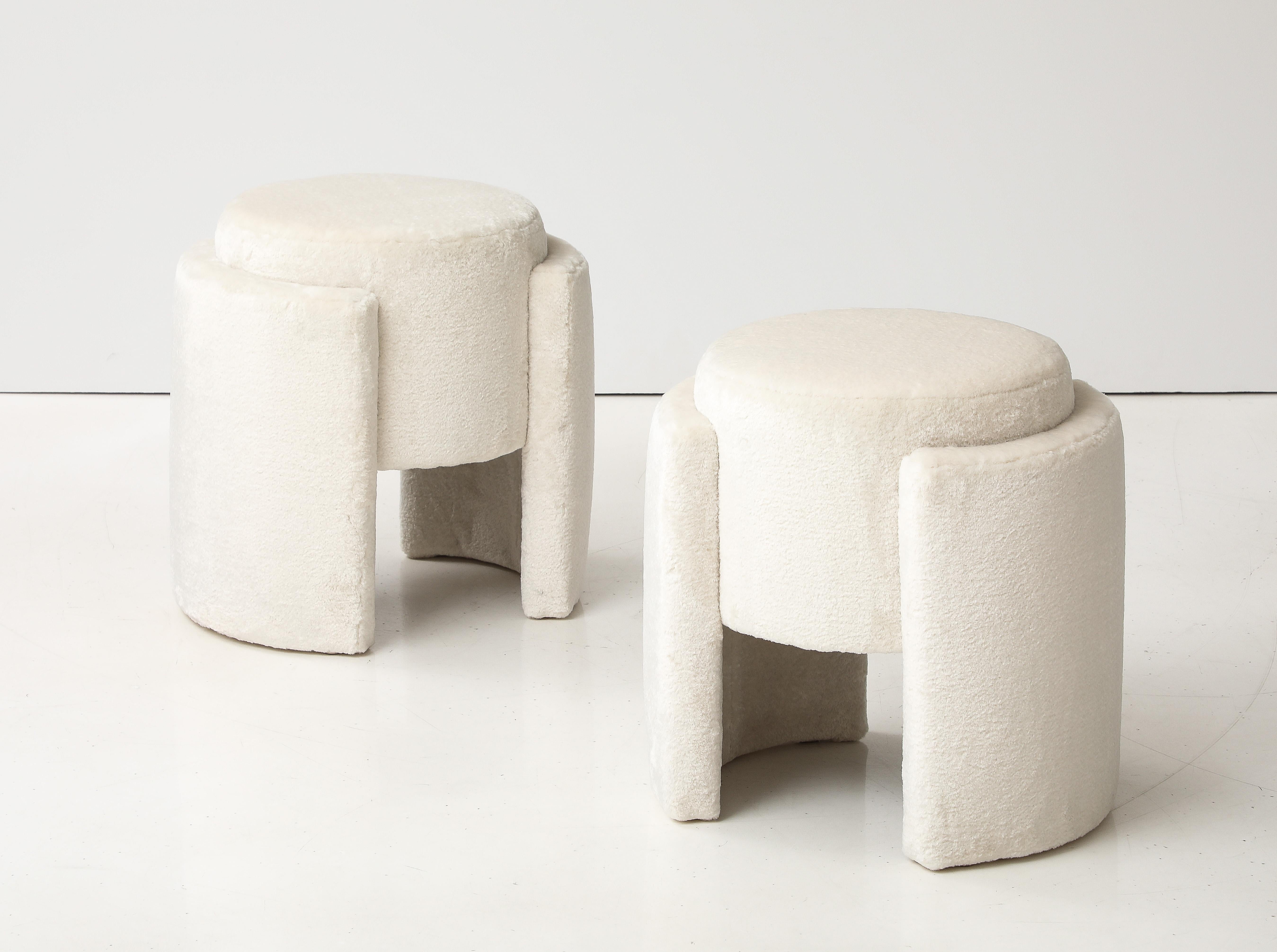 Paire de poufs ou tabourets sculpturaux ronds en velours ivoire à poils hauts, Italie, 2024 2