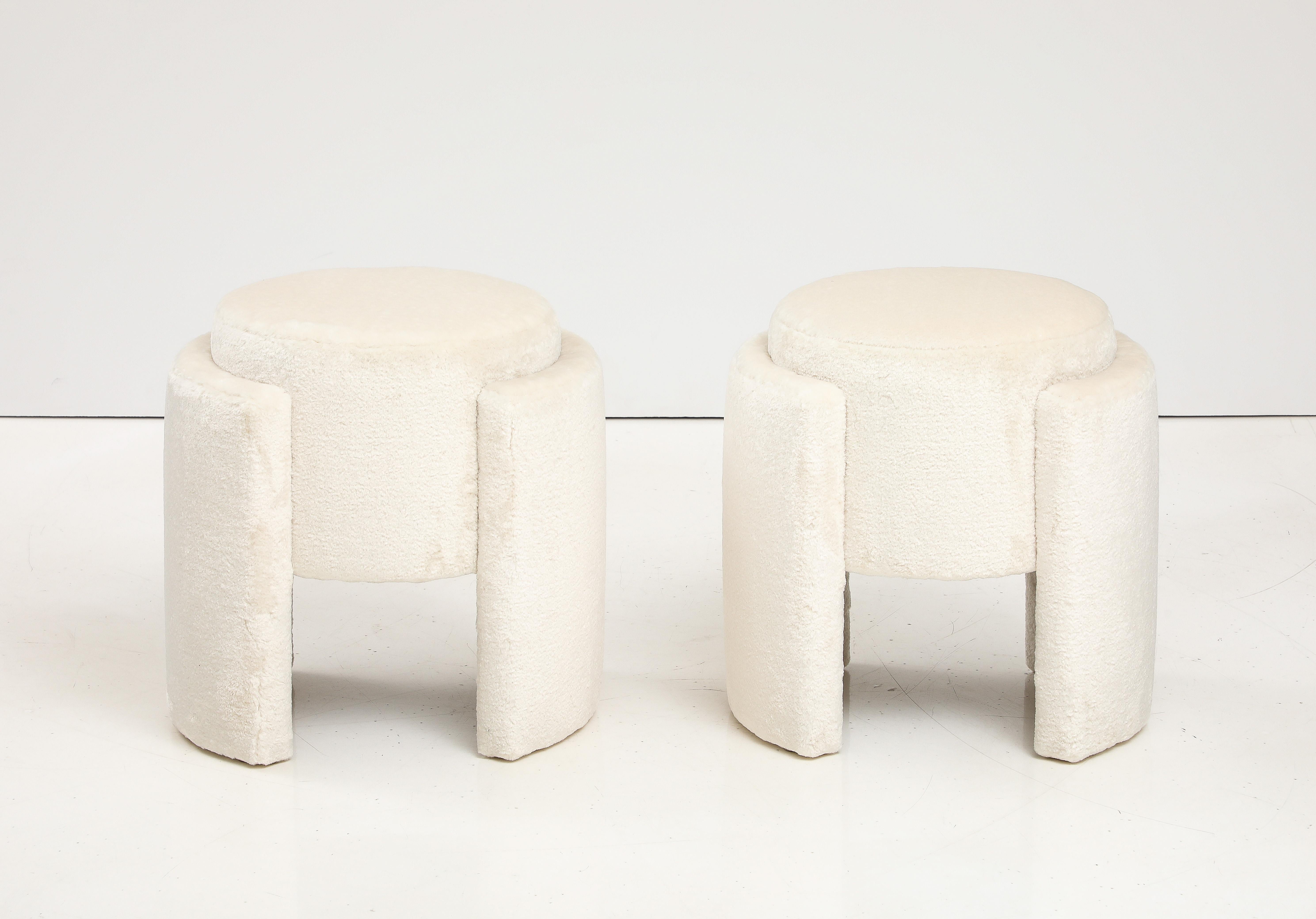 Paire de poufs ou tabourets sculpturaux ronds en tissu de velours à poils hauts ivoire le plus doux par Dedar fabriqués à la main à Florence, Italie, 2024 par un maître menuisier. L'assise centrale flottante ronde et rembourrée est entourée de deux