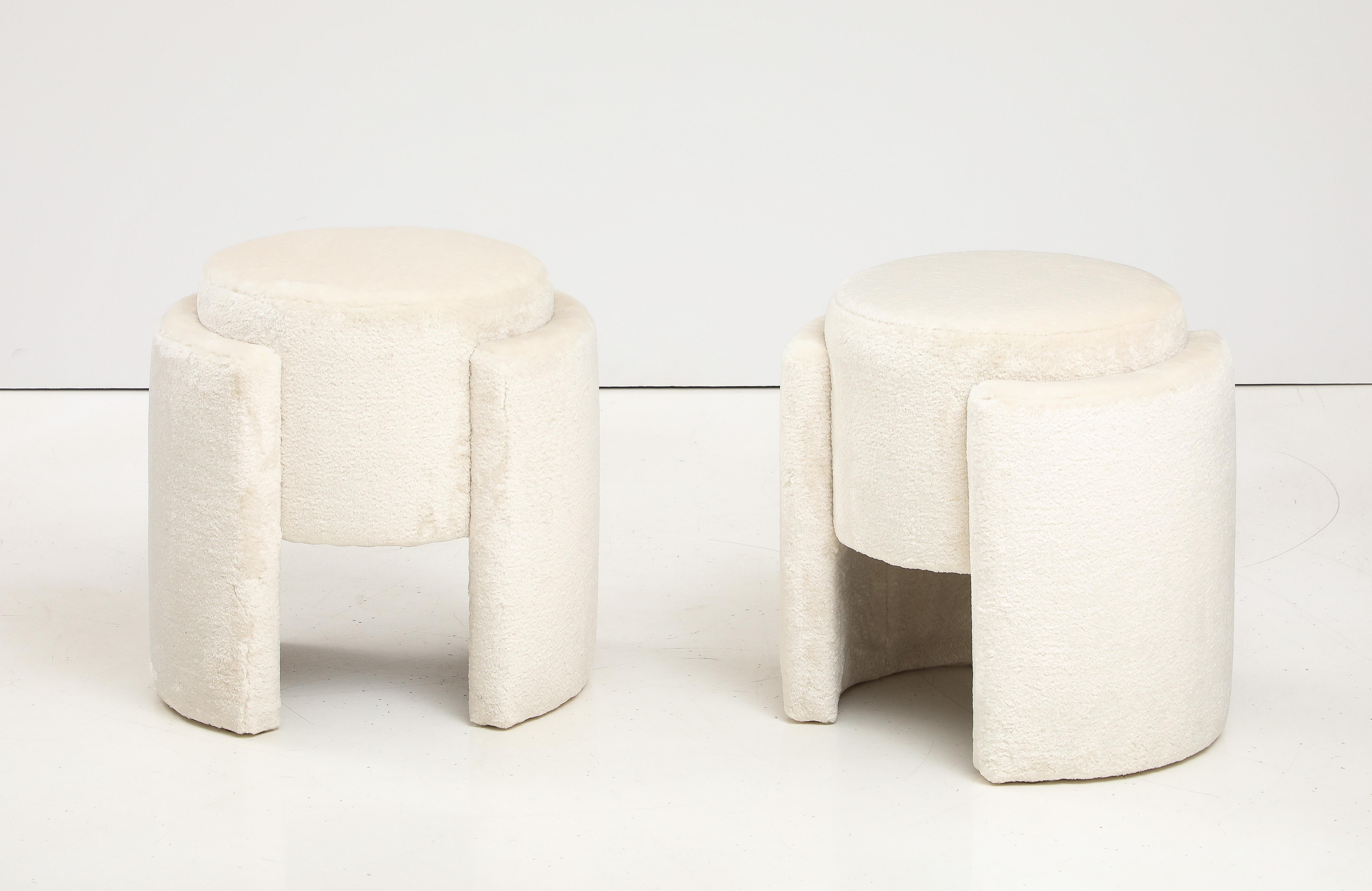 Mid-Century Modern Paire de poufs ou tabourets sculpturaux ronds en velours ivoire à poils hauts, Italie, 2024