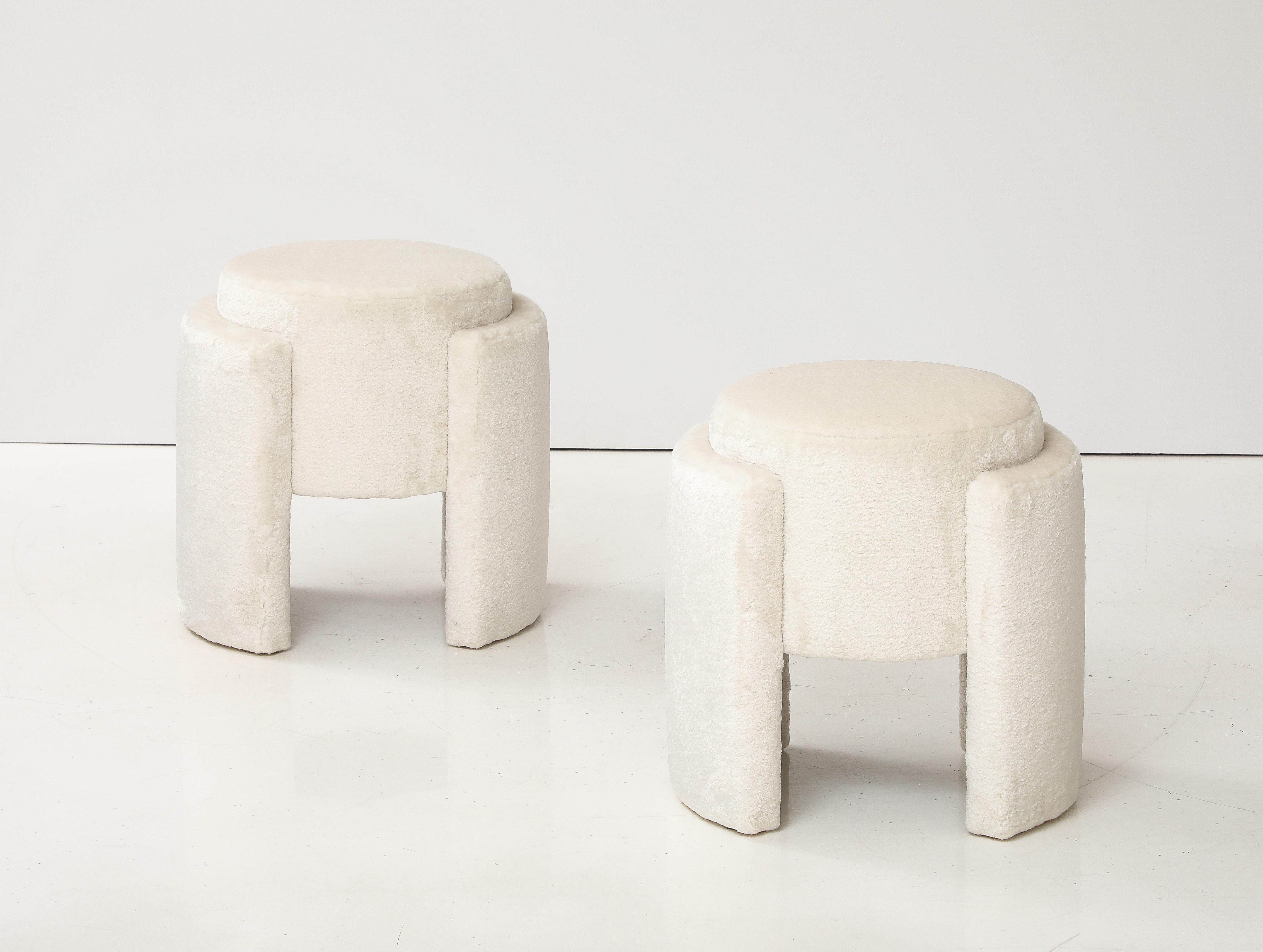 italien Paire de poufs ou tabourets sculpturaux ronds en velours ivoire à poils hauts, Italie, 2024