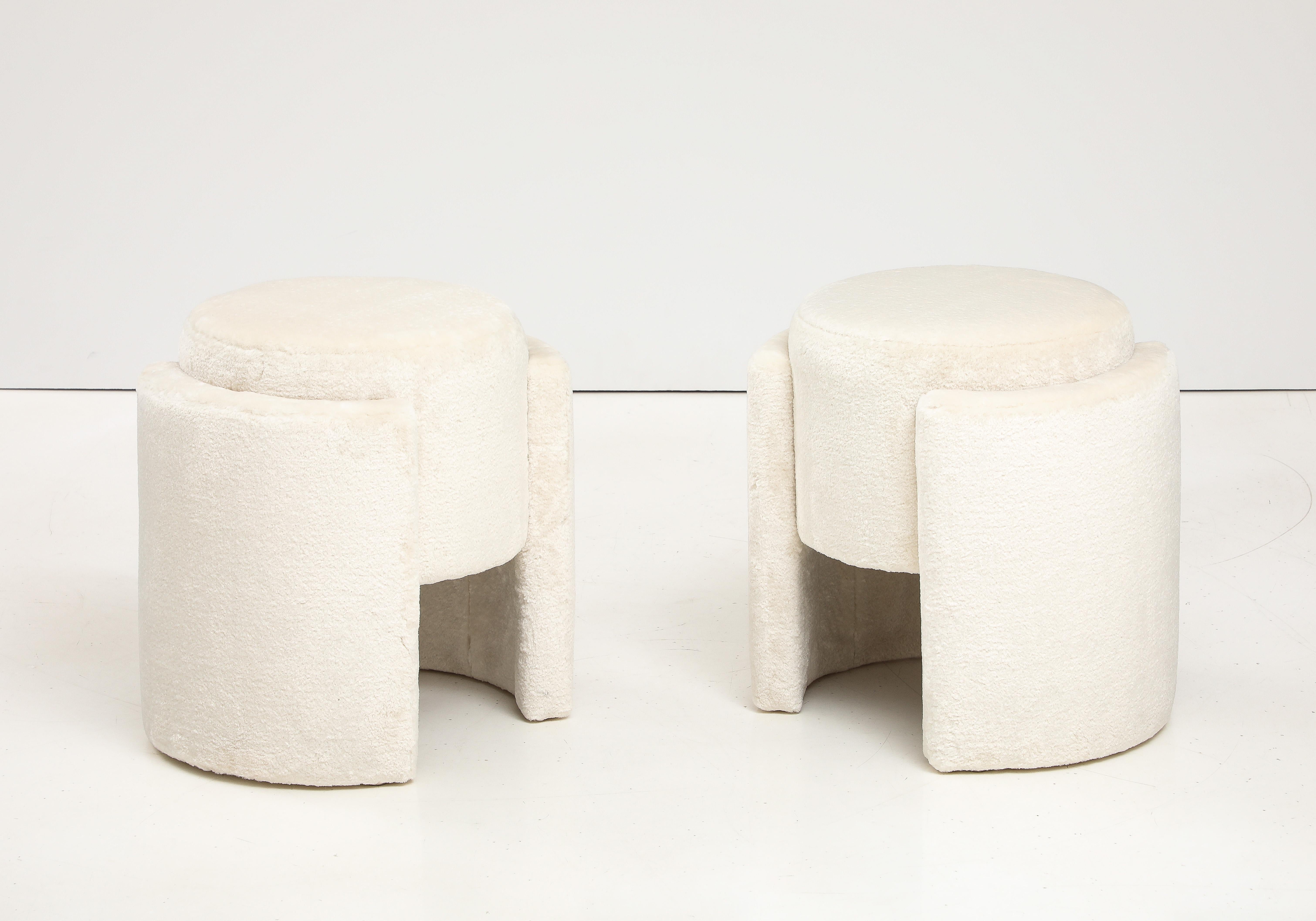 Fait main Paire de poufs ou tabourets sculpturaux ronds en velours ivoire à poils hauts, Italie, 2024