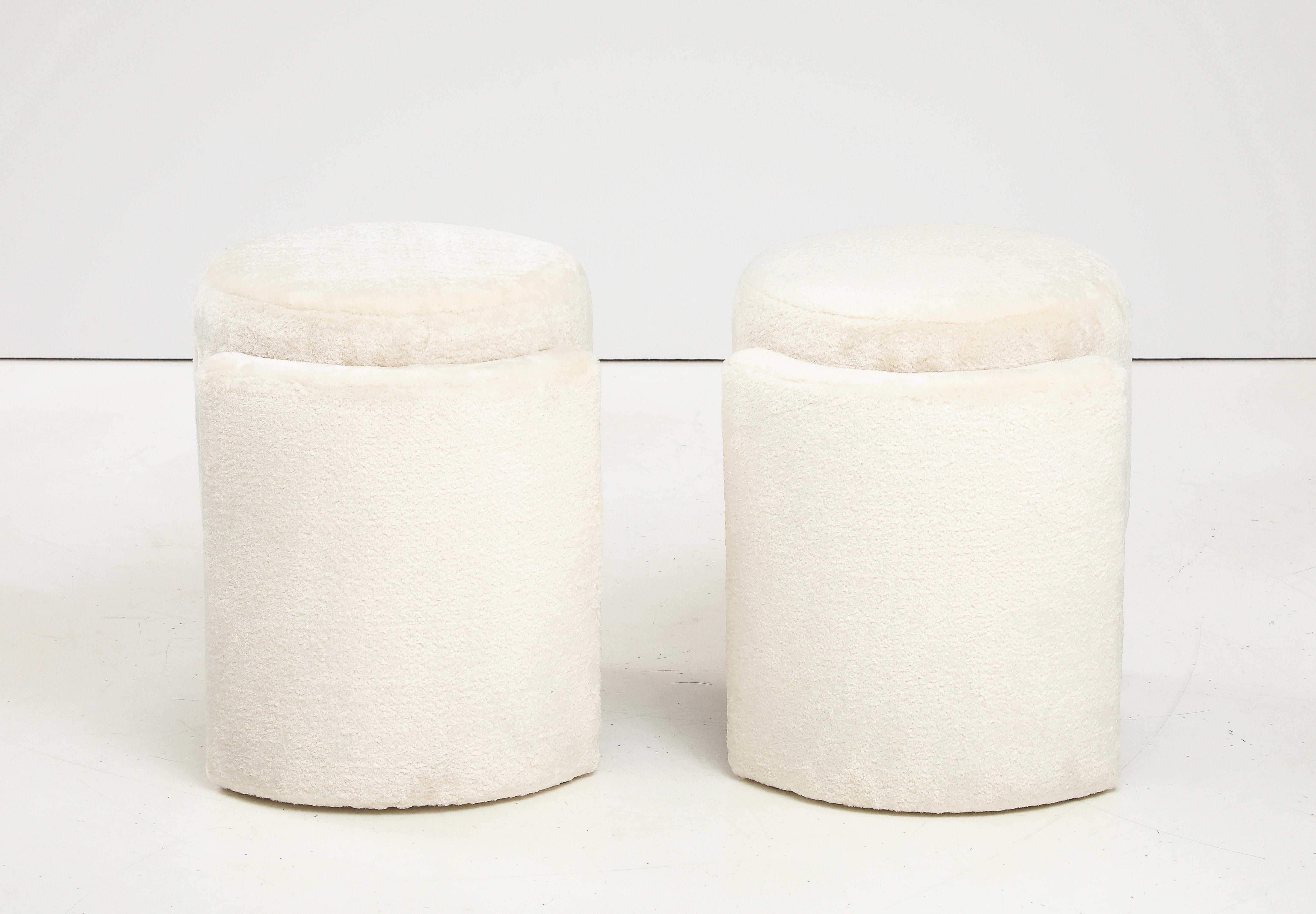Paire de poufs ou tabourets sculpturaux ronds en velours ivoire à poils hauts, Italie, 2024 Neuf à New York, NY