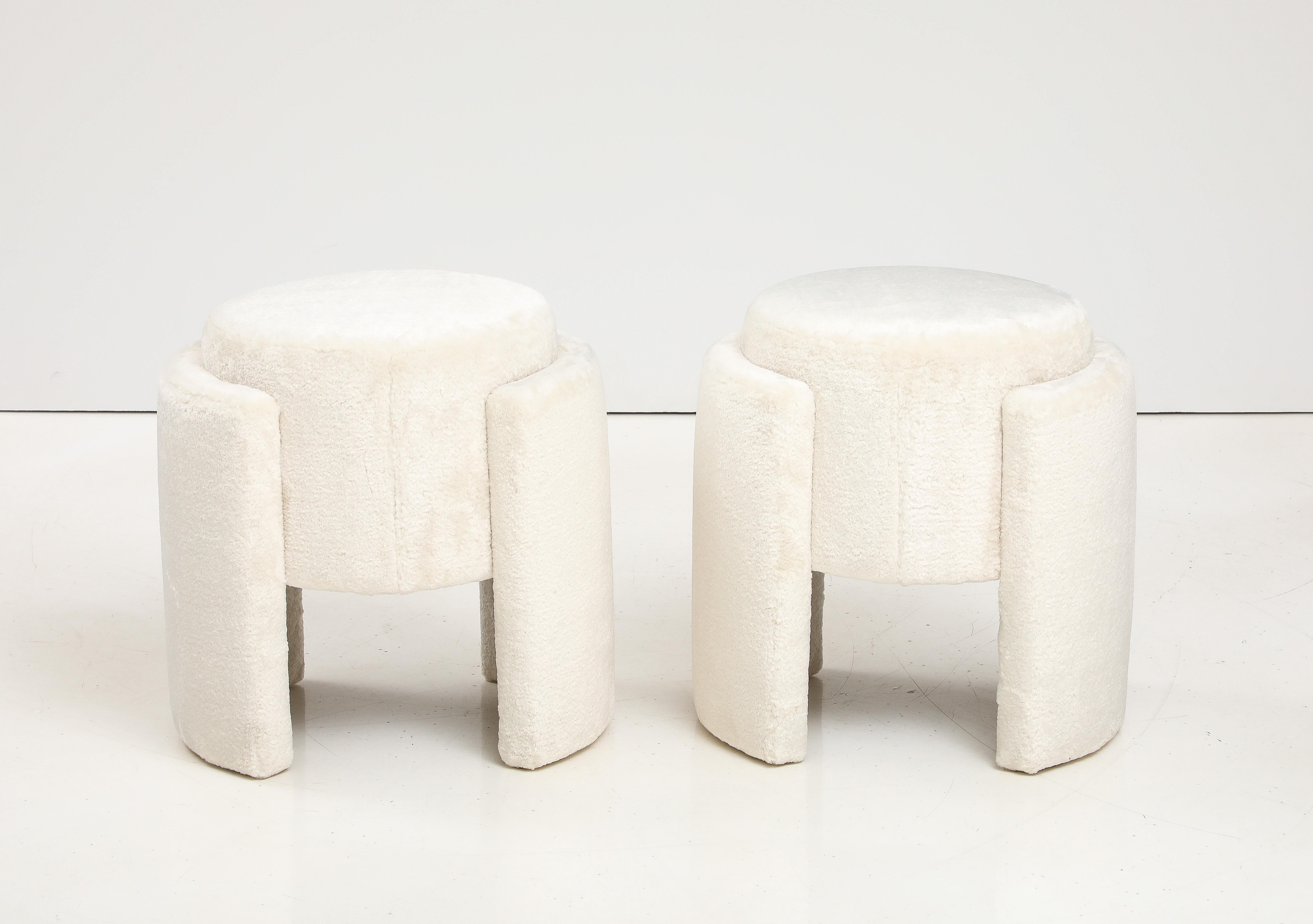 XXIe siècle et contemporain Paire de poufs ou tabourets sculpturaux ronds en velours ivoire à poils hauts, Italie, 2024