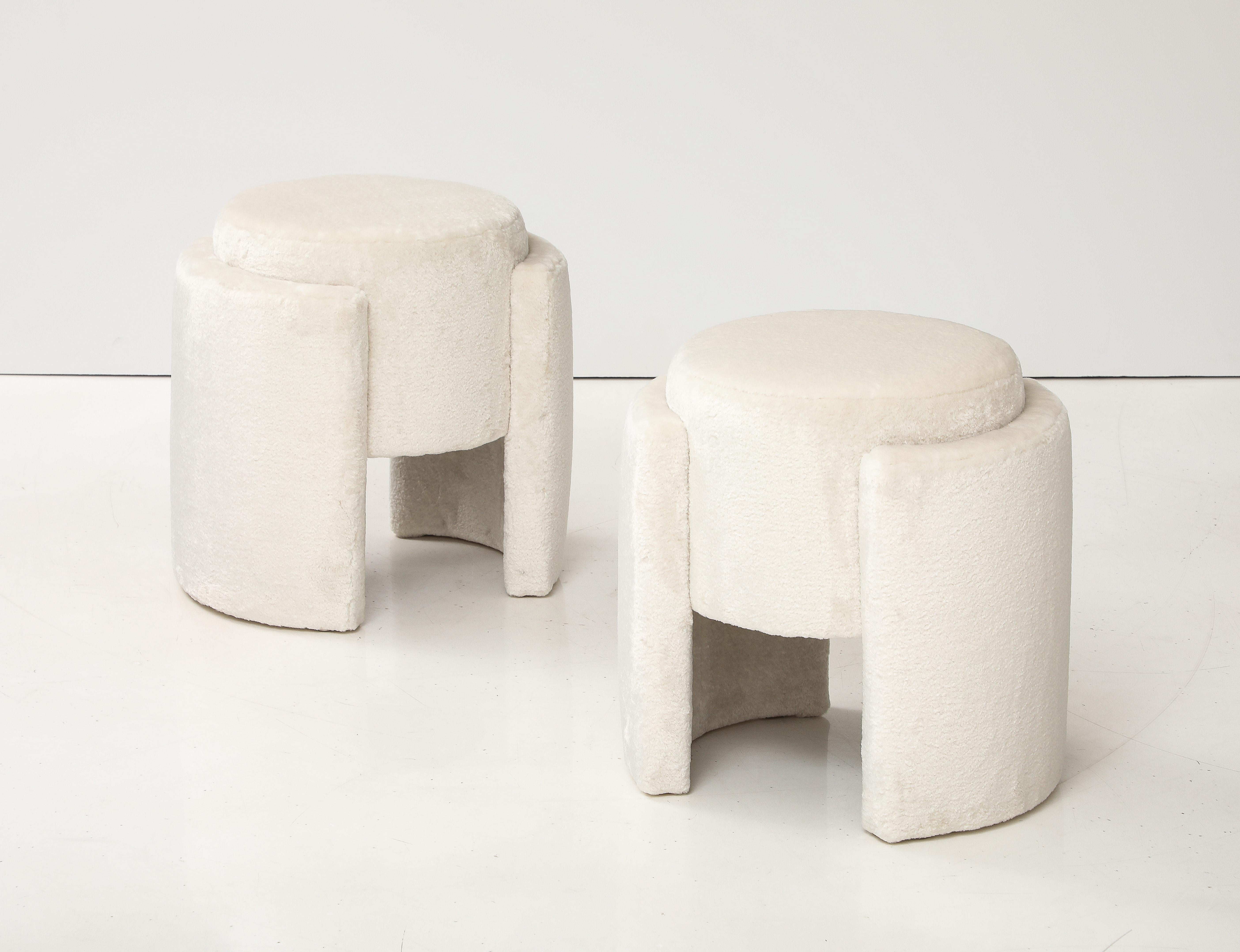 Bois Paire de poufs ou tabourets sculpturaux ronds en velours ivoire à poils hauts, Italie, 2024