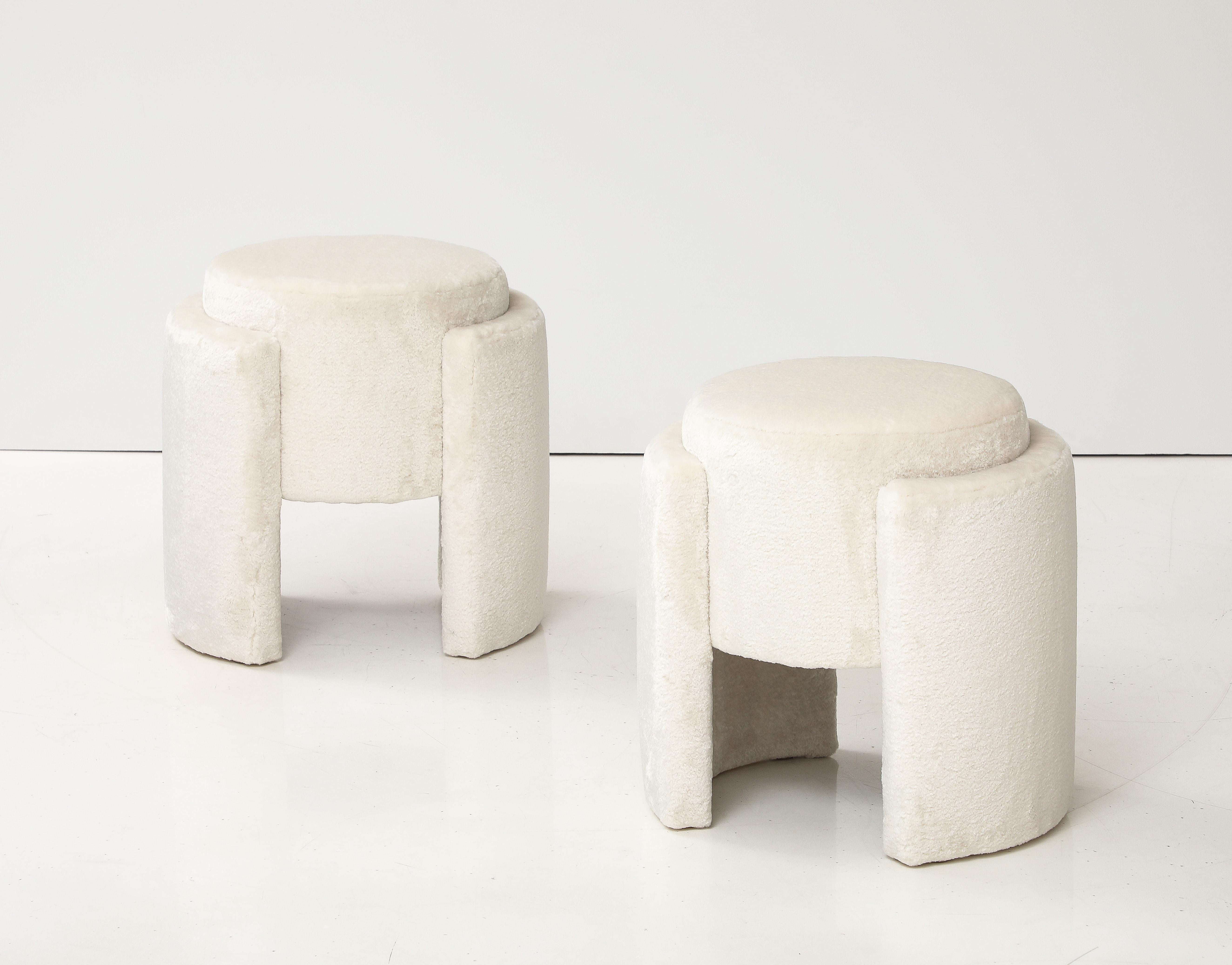Paire de poufs ou tabourets sculpturaux ronds en velours ivoire à poils hauts, Italie, 2024 1
