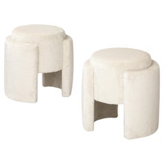 Paire de poufs ou tabourets sculpturaux ronds en velours ivoire à poils hauts, Italie, 2024