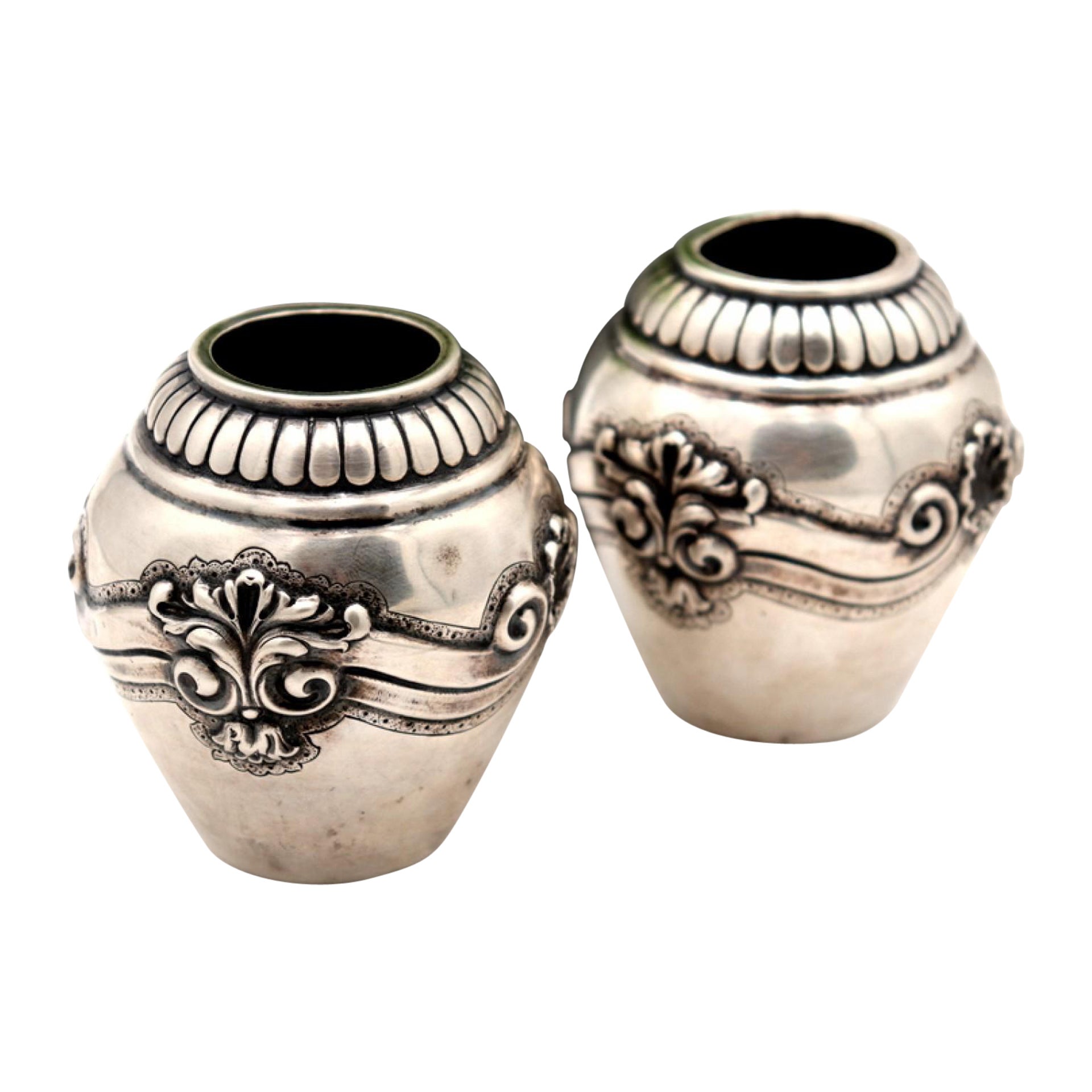 Pair of round silver pots with shells and reliefs For Sale