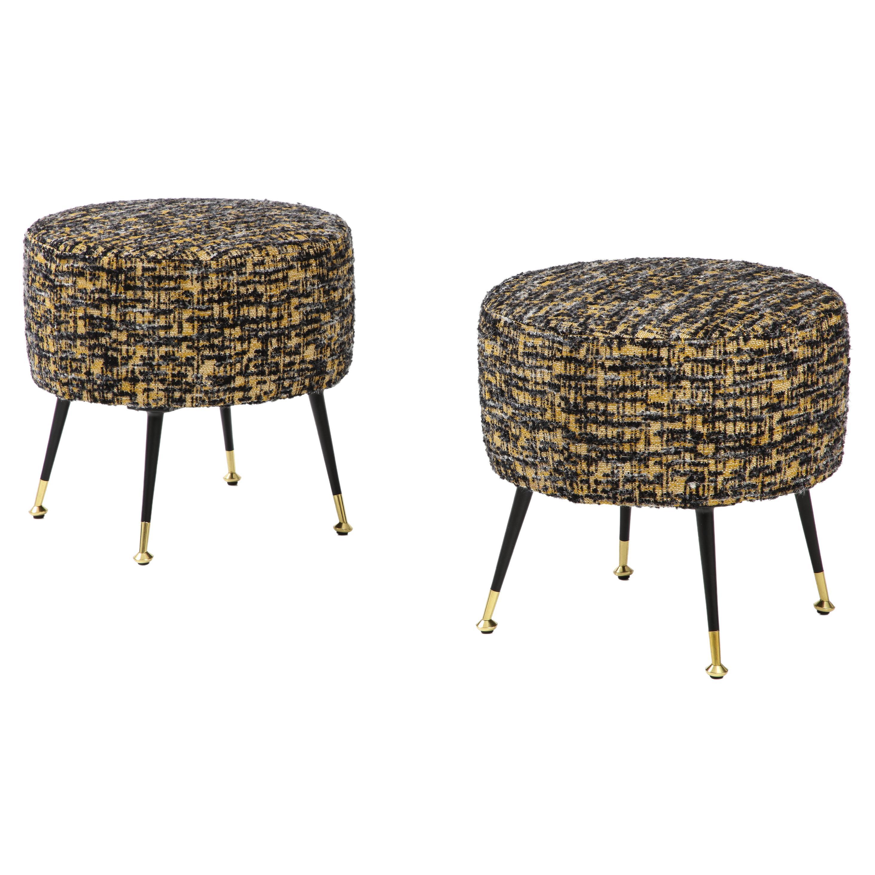 Coppia di sgabelli o pouf rotondi in bouclé nero con gambe nere e in ottone, Italia