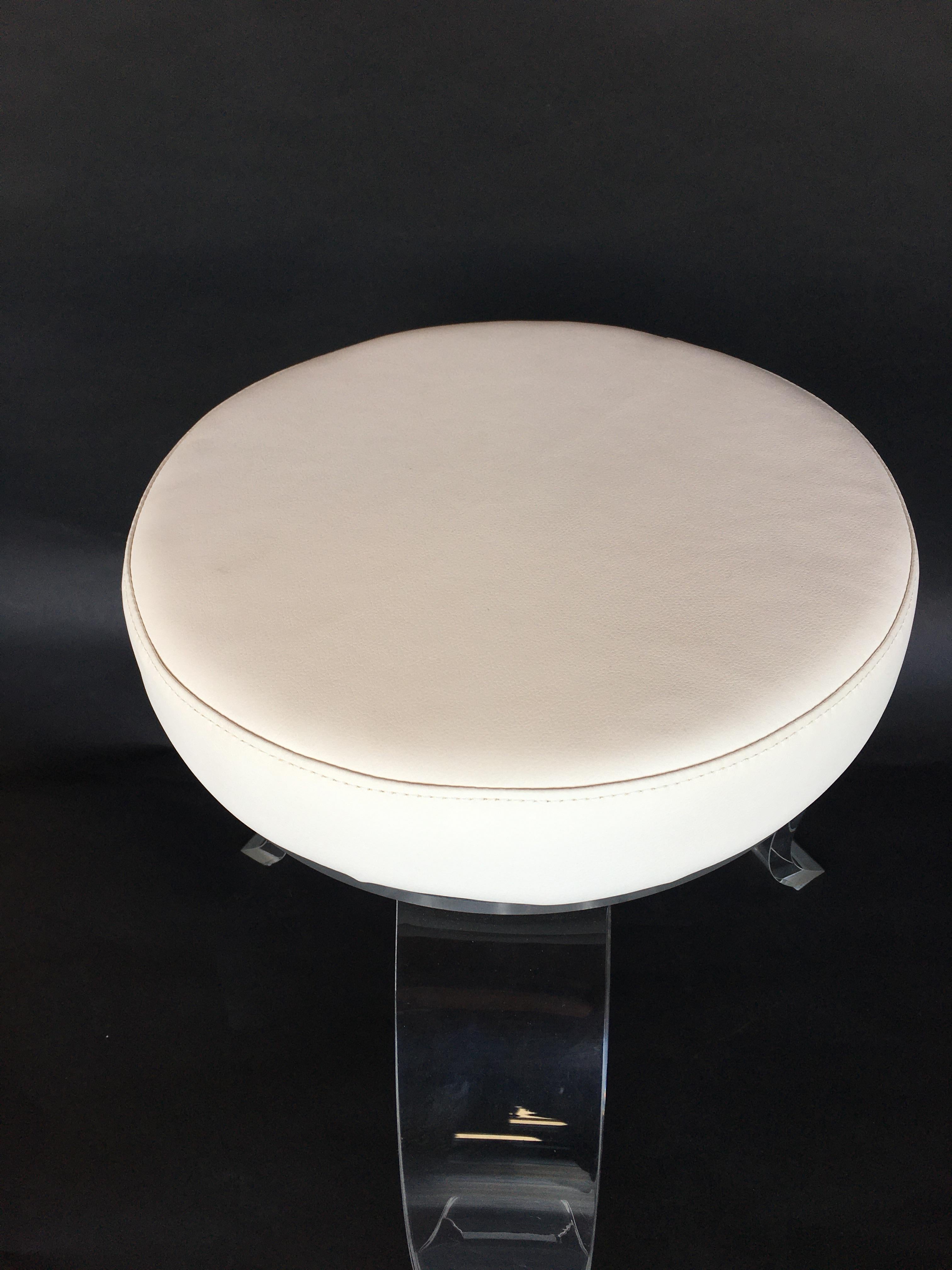 Coppia di sgabelli rotondi con gambe in lucite, XX secolo.