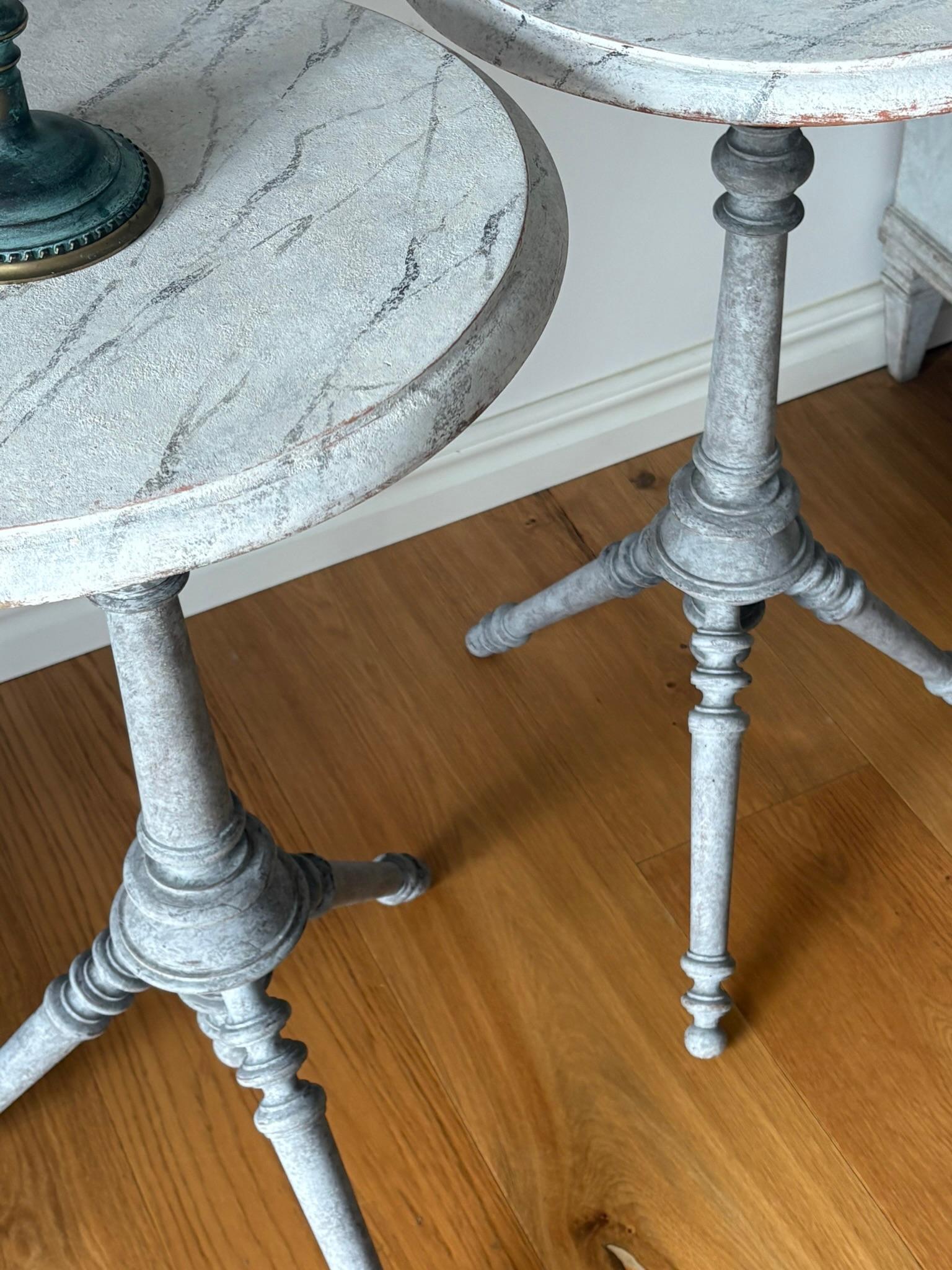 Pair of Round Swedish Pedestal Side Tables In Good Condition For Sale In Kvidinge, SE