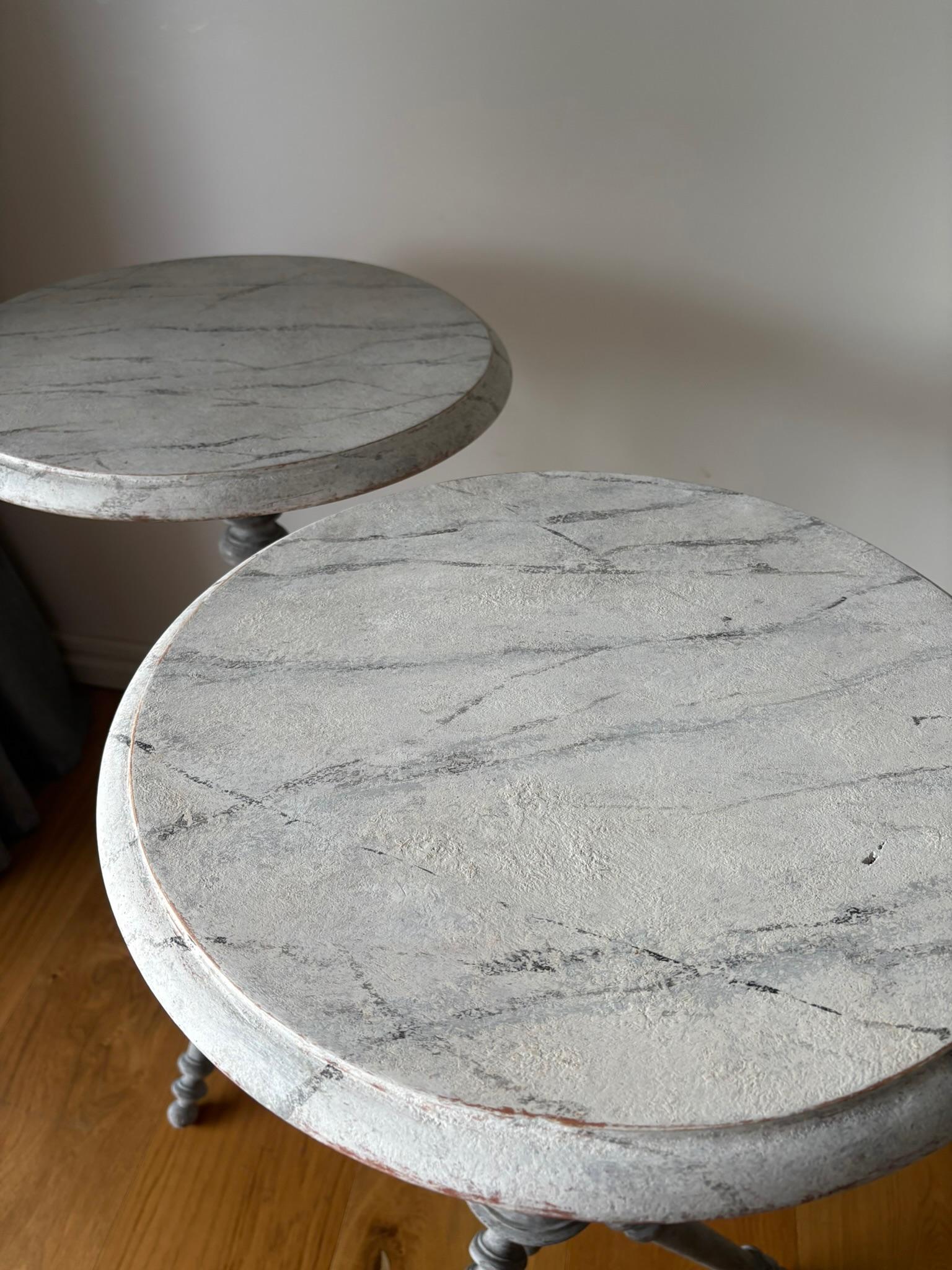19th Century Pair of Round Swedish Pedestal Side Tables For Sale