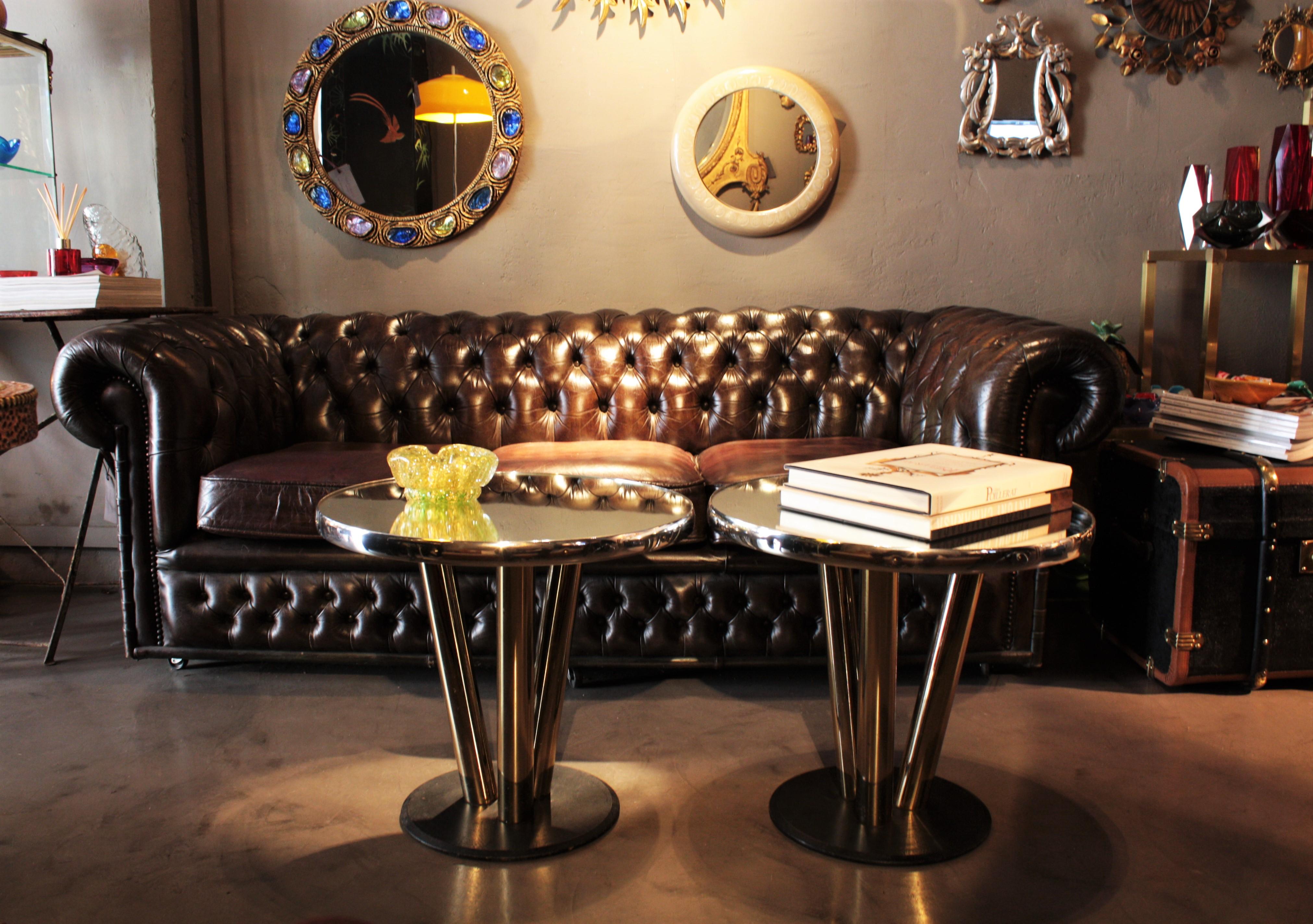 Paire de tables rondes en laiton, miroir et laque noire en vente 6