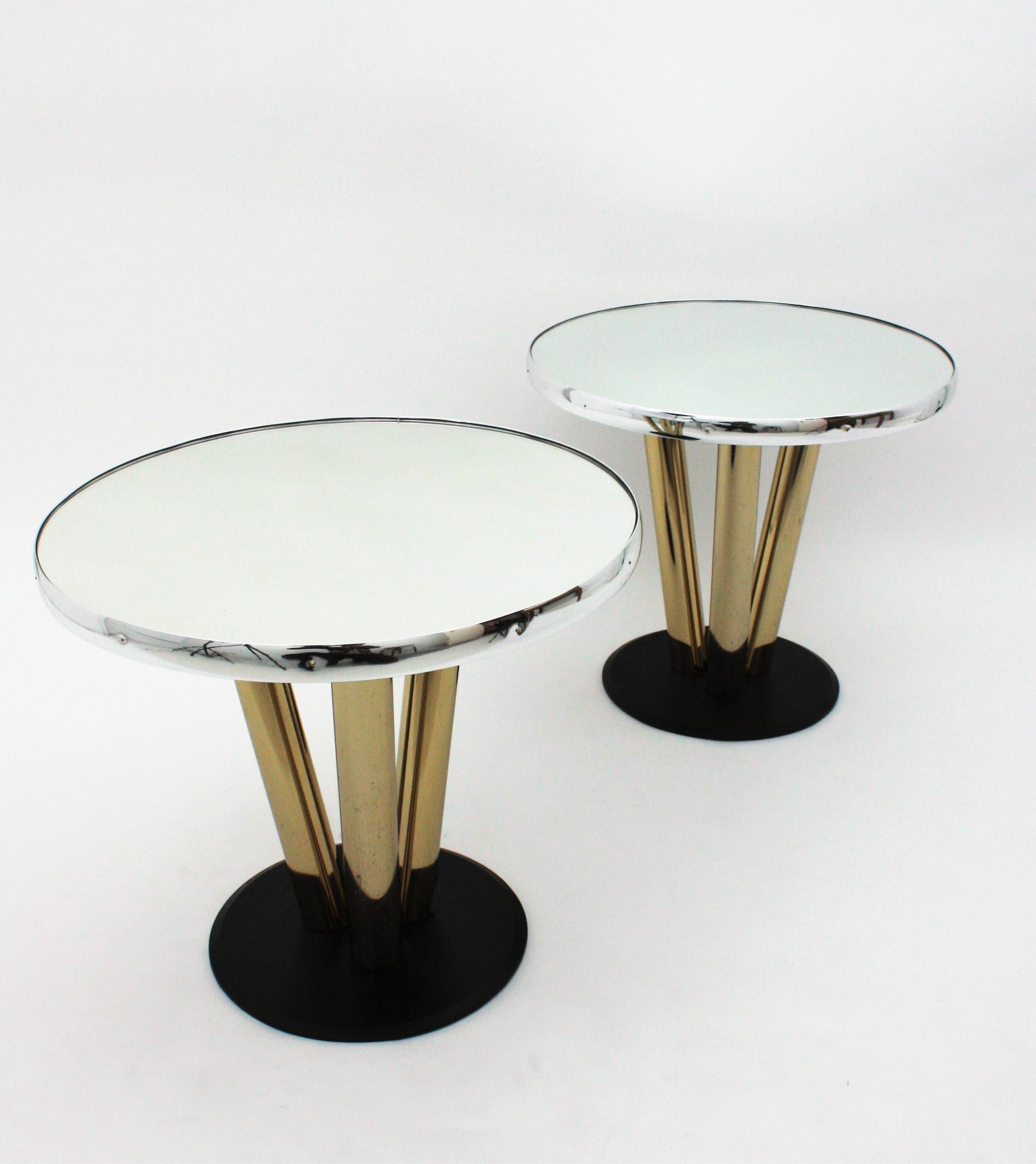 20th Century Pair of Round Side Tables in Brass, Mirror and Black Lacquer For Sale