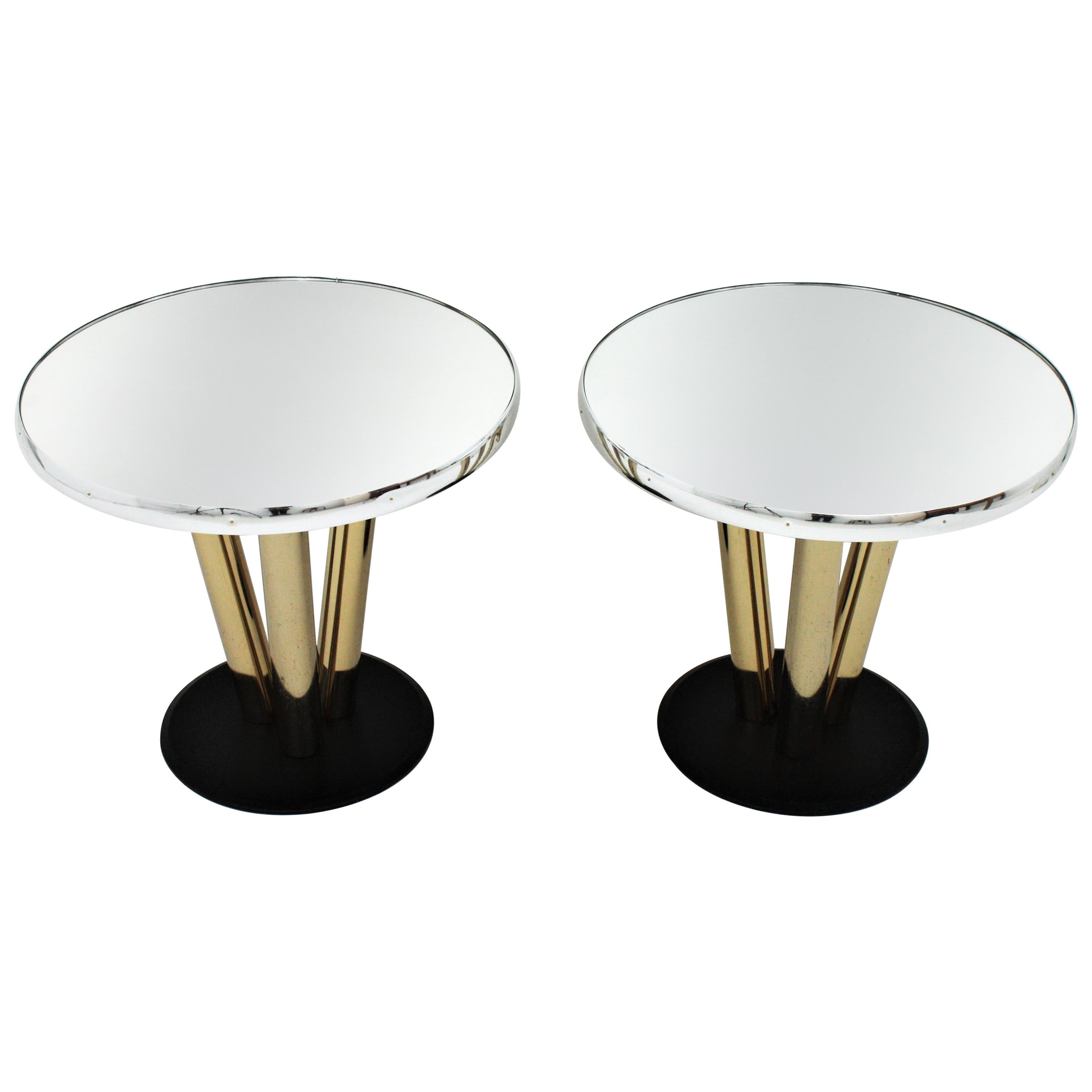 Pair of brass and black lacquered iron side tables with mirror tops from Niza Disco in Barcelona, Spain, 1950s. 
Beautiful Mid-Century Modernist brass, black lacquer and mirror round end tables / cocktails tables.
These tables feature a black