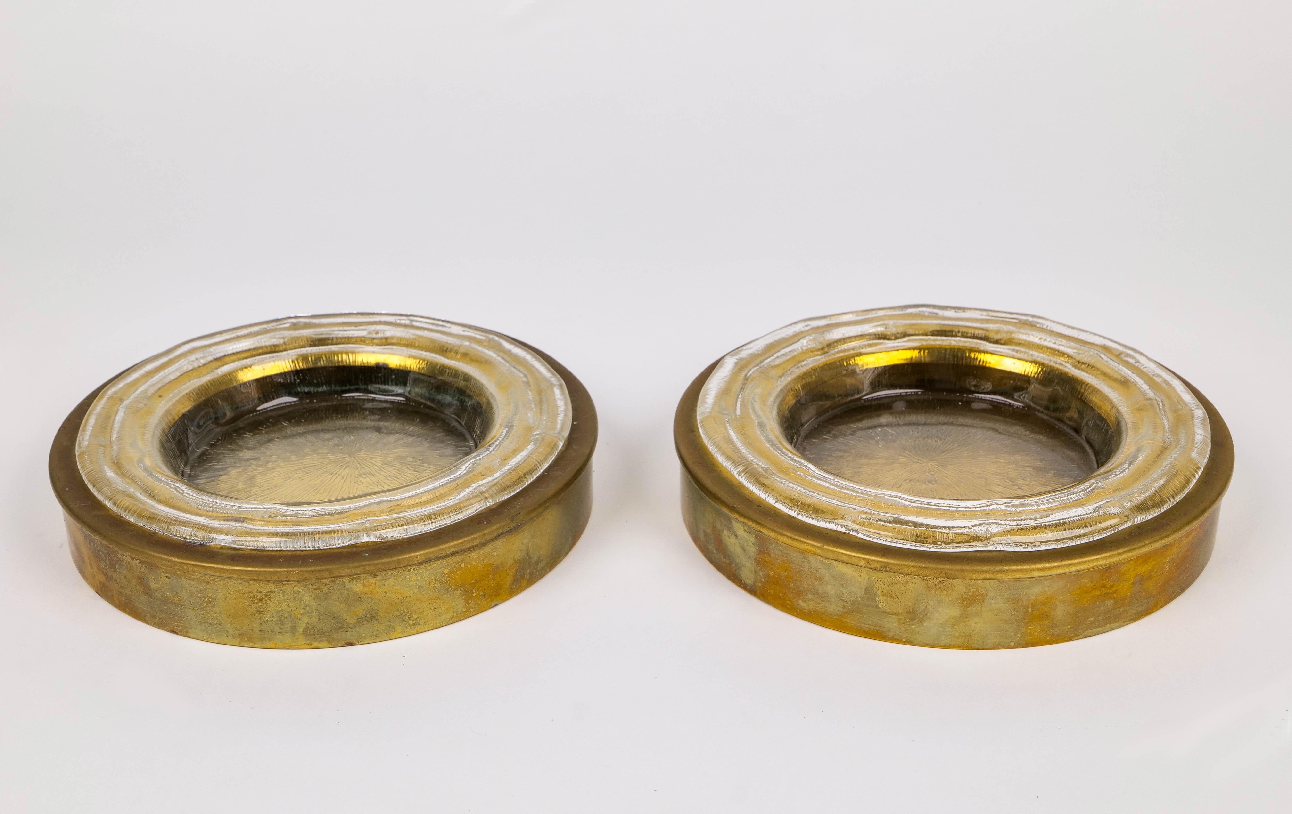 Pair of round vide pocket emptier bowls in brass and Murano glass. 

Made in Italy in the 1970s.