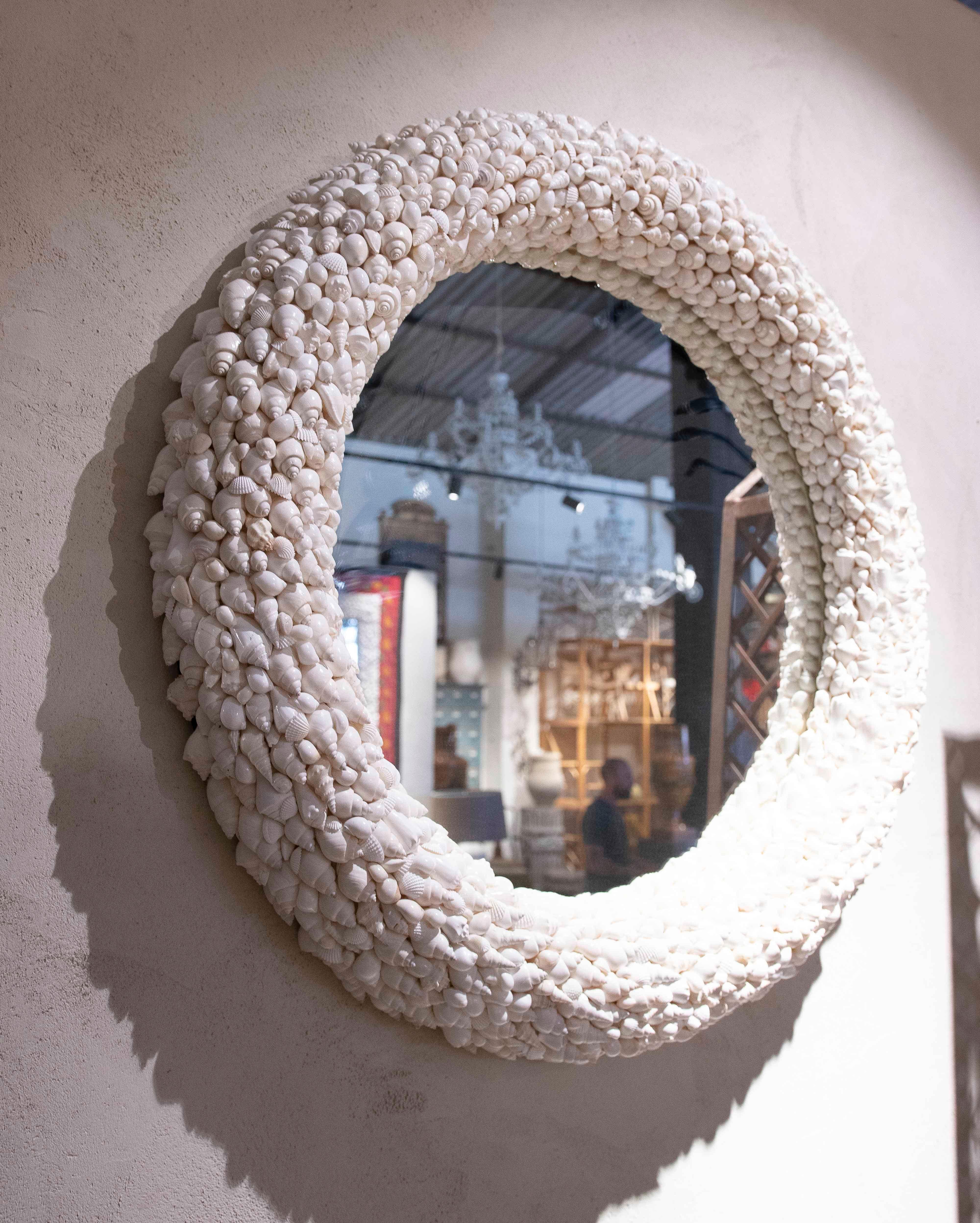 Espagnol Paire de miroirs muraux ronds fabriqués à partir de coquillages naturels en vente