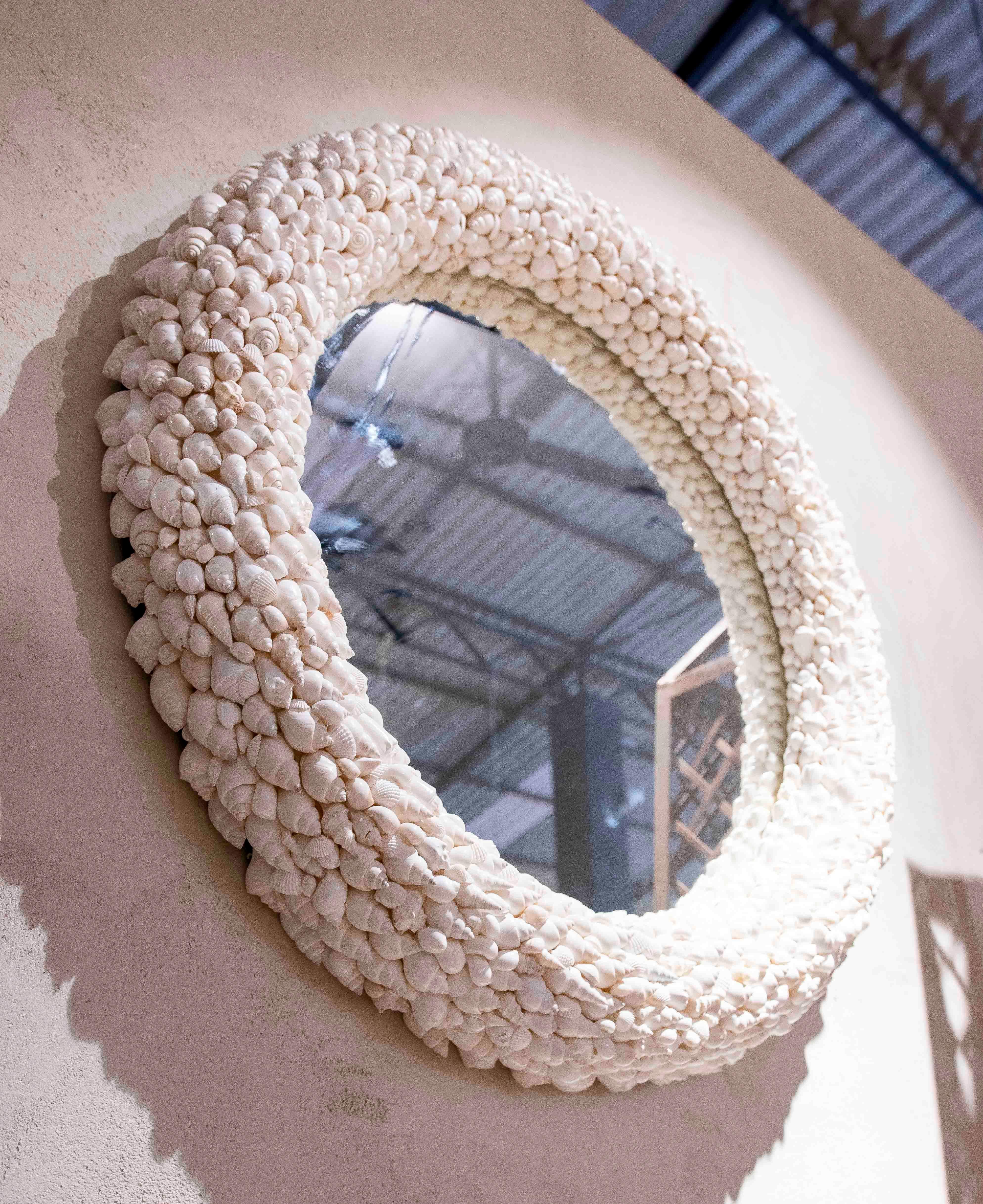 XXIe siècle et contemporain Paire de miroirs muraux ronds fabriqués à partir de coquillages naturels en vente